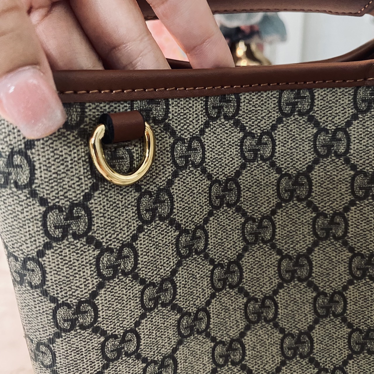 GUCCI GG Emblem mini bucket bag กระเป๋าทรงบัคเก็ตวินเทจรูปทรงใหม่ งานแบรนด์หรู รุ่นนี้ทำออกมาตอบโจทย์ความฮิตมีห่วงอยู่ด้านหน้า สำหรับห้อยตุ๊กตา พวงกุญแจ หรือจะผูกโบว์สวยๆก็เลิศ ดีไซส์สวยใช้งานง่าย ภายในโล่งกว้าง จุของได้เยอะ ถือหรือสะพายก็สวย Must Have!! 