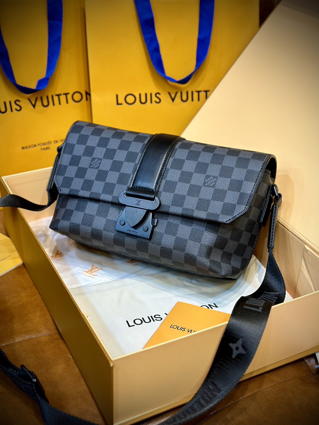 พร้อมส่ง 3 สี LV S-Cape Messenger Monogram Eclipse / LV Messenger Bag กระเป๋าทรงแมสเซ็นเจอร์ แบบคลาสสิกสวยงามเป็นเอกลักษณ์ เกรดออริ