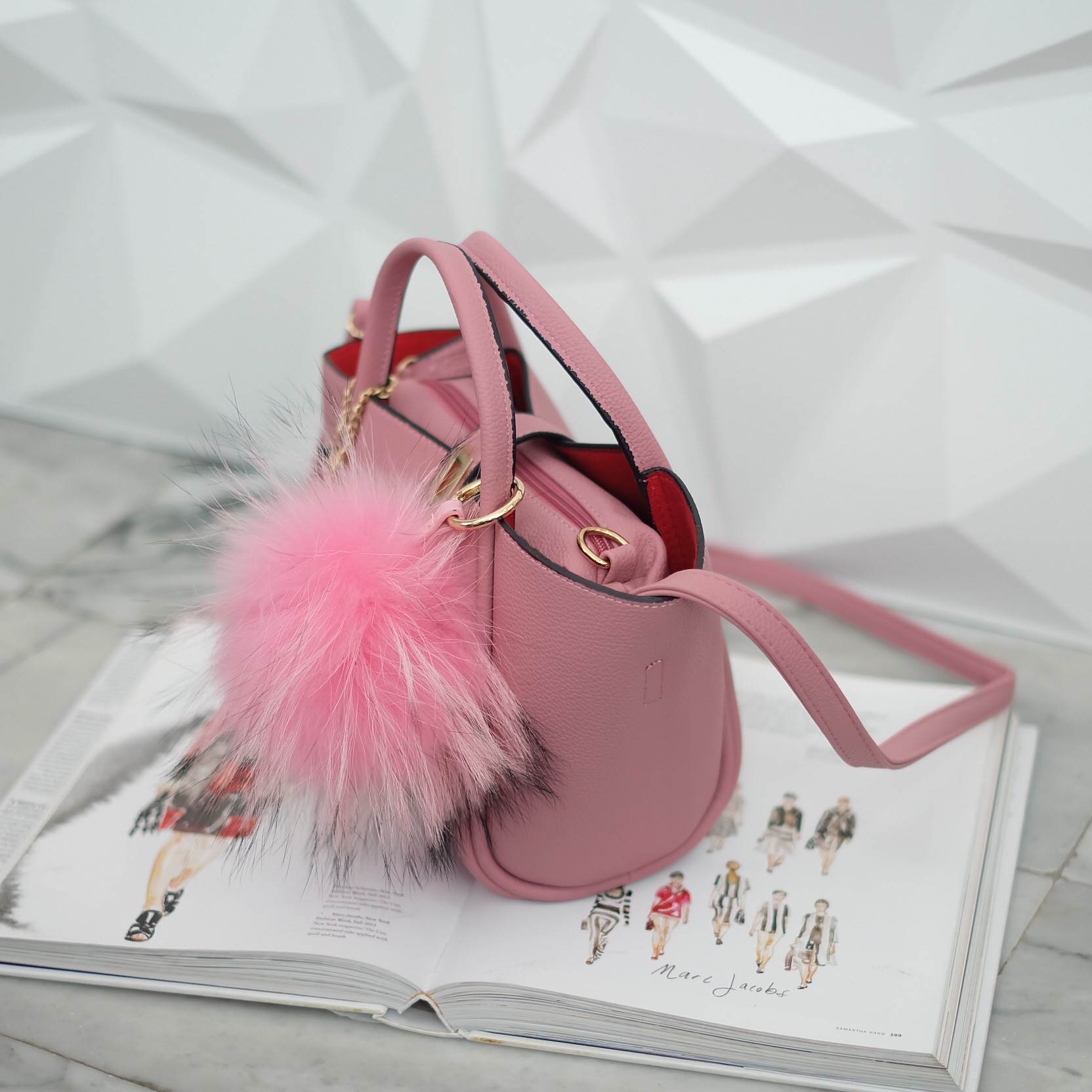 โฉมใหม่ ไฉไลกว่าเดิม 🌈everyday keep handbag 👑สวย หรู เวอร์วัง อีกแล้วค่า 👍 กระเป๋า ถือ//สะพายข้าง หนังสวยๆ มาพร้อมพวงกุญแจ ปอมปอม ฟรุ้งฟริ้ง ขนเฟอร์แท้ ยิ่งใช้ยิ่งฟูสวย น่ารักมาก เข้ากับกระเป๋าคะอย่างดี กระเป๋า เนื้อนิ่มหนา อยู่ทรง