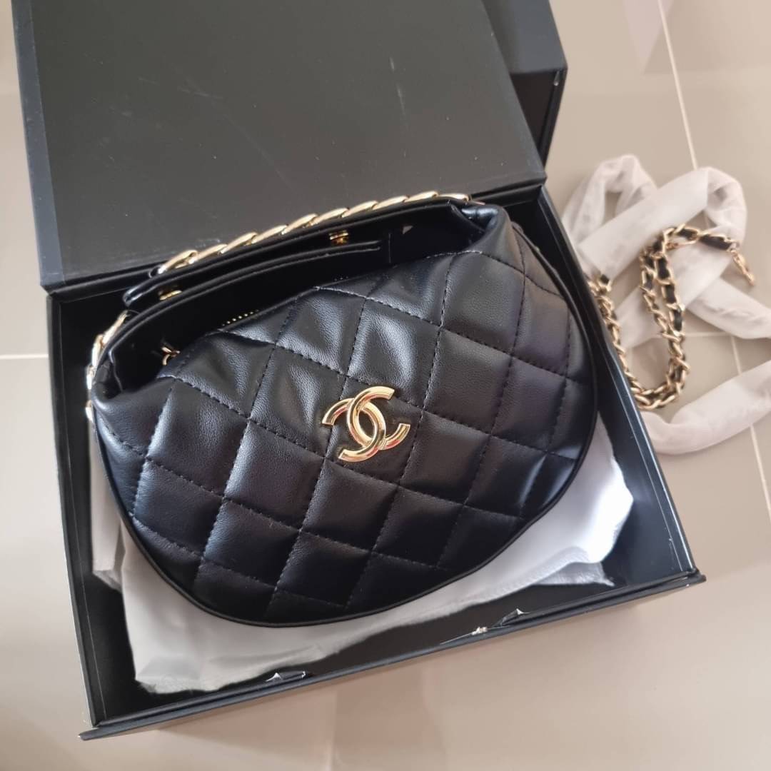 Chanel Pouch Hot item 2023 กระเป๋าสะพายกึ่งพอช ใบเล็กน่ารักน่าใช้ ถือไปไหนก็อัพลุคปัง วัสดุหนังแกะ สัมผัสนิ่มมือ หูจับในตัว ปรับได้อีกเล็กน้อย มาพร้อมสายสะพายโซ่