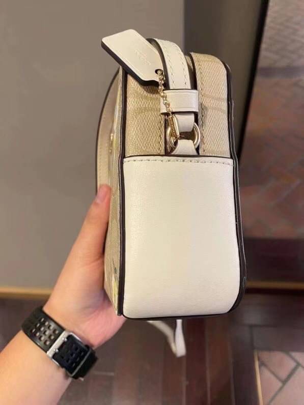 COACH C3354 MINI CAMERA BAG IN SIGNATURE CANVAS WITH DAISY PRINT คอลเลคชั่นใหม่ เอาใจสายหวาน!! กระเป๋าสะพายข้างไซส์มินิ ทรงสวยกำลังดี ดีไซน์ตกแต่งลายดอกเดซี่ คิ้วท์แบบไม่มีใครเกินแน่นอน วัสดุหนังแคนวาสเคลือบลาย เปิด-ปิดด้วยซิป สายสะพายปรับได้ตามตัว ภายในม