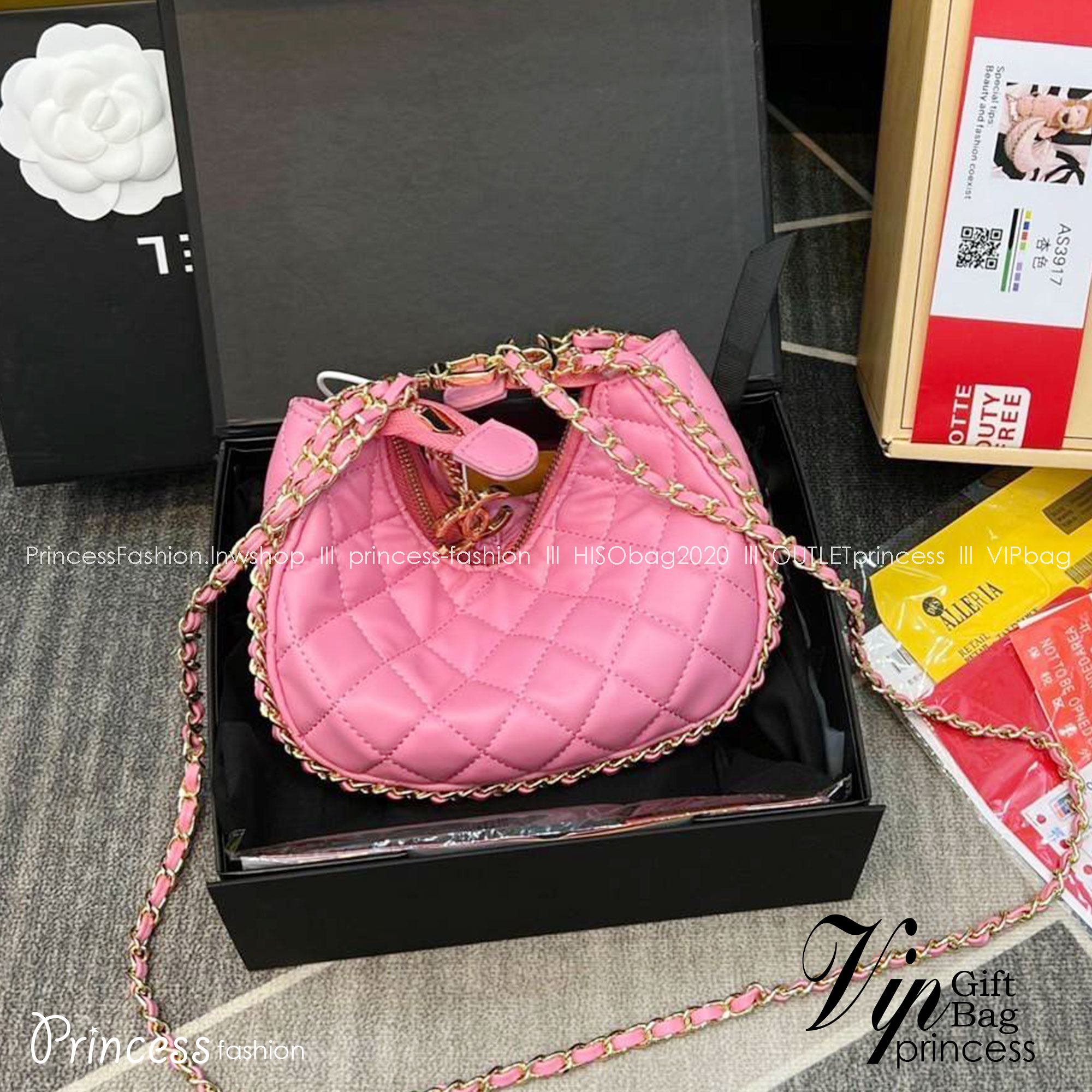 Chanel Pouch Hot item 2023 กระเป๋าสะพายกึ่งพอช ใบเล็กน่ารักน่าใช้ ถือไปไหนก็อัพลุคปัง วัสดุหนังแกะ สัมผัสนิ่มมือ หูจับในตัว ปรับได้อีกเล็กน้อย มาพร้อมสายสะพายโซ่ ความยาวกำลังดี
