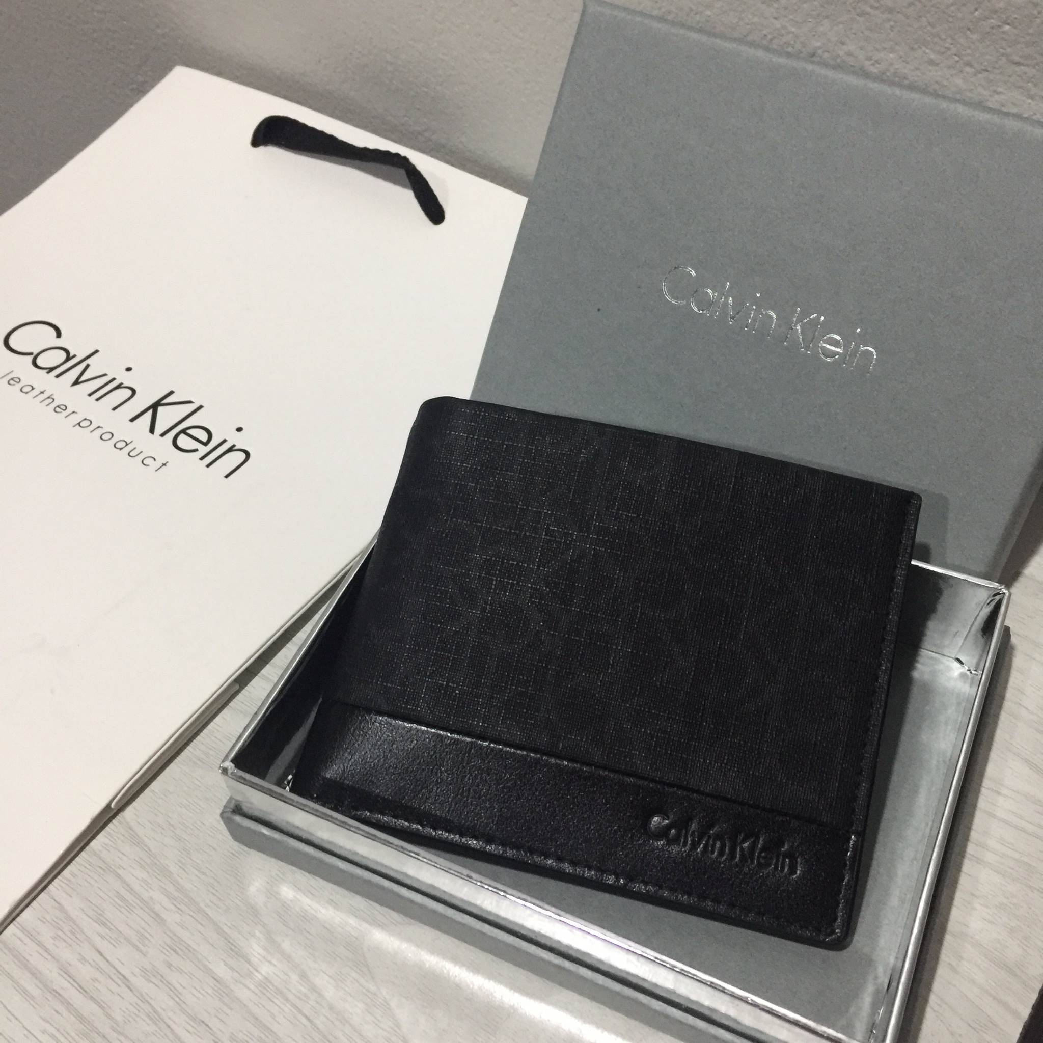 CALVIN KLEIN SHORT WALLET เอาใจคุณผู้ชายกับกระเป๋าสตางค์ทรงสั้น ลายsignature ใช้งานง่าย มีช่องใส่บัตรถึง7ใบ ช่องใหญ่ใส่ธนบัตร3ช่อง บุผ้าสกรีนโลโก้แบรนด์ เหมาะเป็นของขวัญเนื่องในโอกาสพิเศษได้เลยคร้า!!!