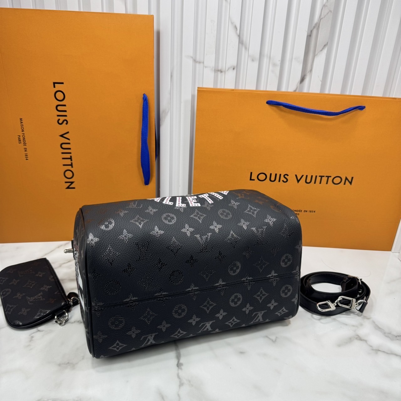 ORI หนังแท้ | LV Speedy P9 Bandoulière 30 Jackets กระเป๋าสะพายทรงหมอนสปีดี้ หนังสีดำสะท้อนถึงสไตล์ร็อค ประดับด้วยคริสตัล Swarovski® สีแดงอันโดดเด่น