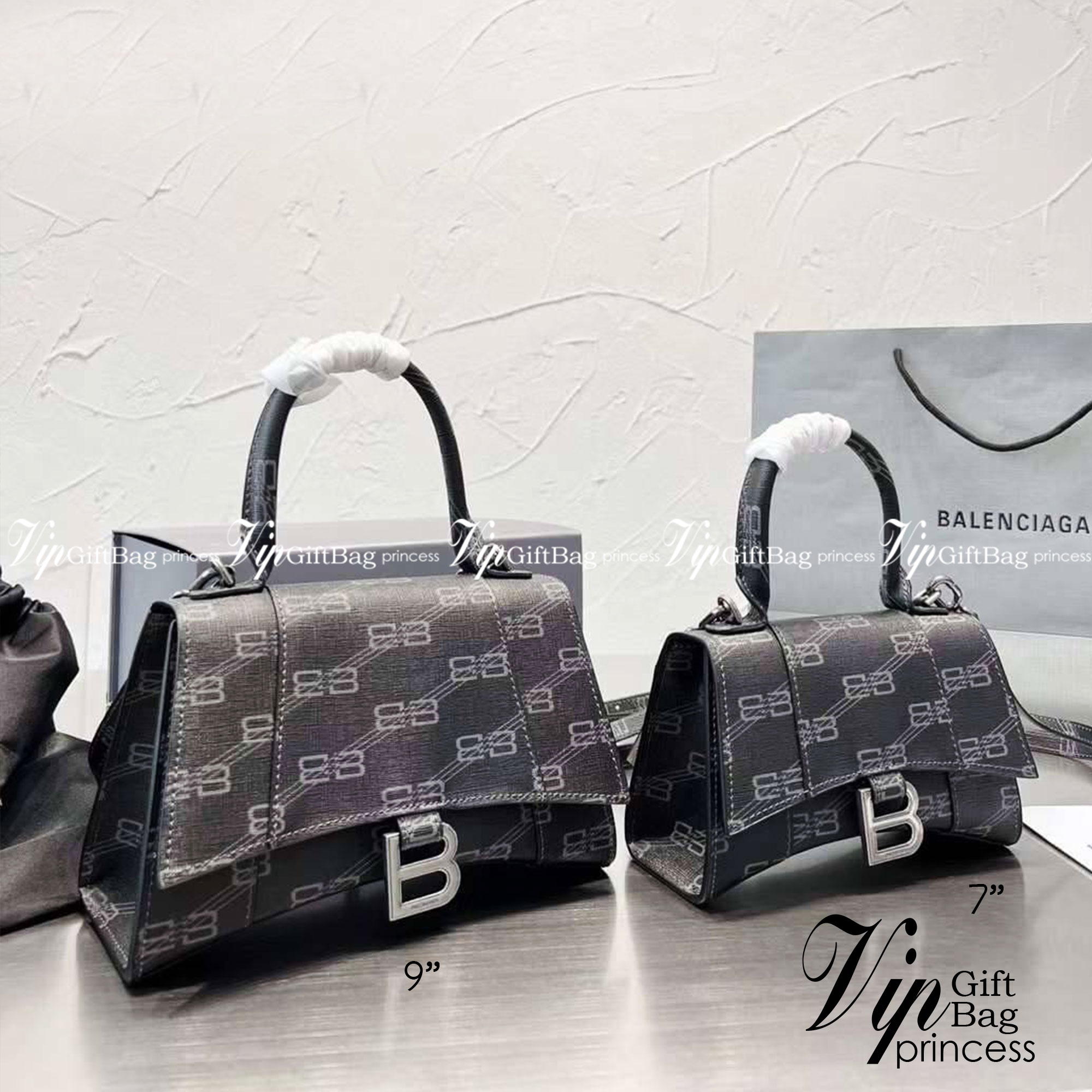 BALENCIAGA Hourglass BB Monogram top-handle tote bag กระเป๋าสะพายแบรนด์หรูซิกเนเจอร์ใบล่าสุด ที่มาพร้อมดีไซน์โดดเด่น มีความโฉบเฉี่ยว โค้งมนเหมือนพระจันทร์เสี้ยว เพิ่มความโดดเด่นสะดุดตาด้วยการตกแต่งอักษร B เมทัลลิก ที่เป็นเอกลักษณ์แบรนด์ งานจริงสวยงามตามรู