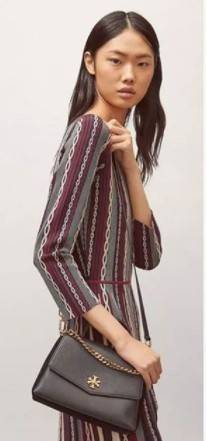 TORY BURCH KIRA MIXED-MATERIALS TOP-HANDLE SATCHEL กระเป๋าสะพายข้าง วัสดุหนังแกะสังเคราะห์ อะไหล่ทอง ด้านหน้าประดับโลโก้แบรนด์ ตกแต่งสายโซ่ห้อยสีทอง (สามารถถอดออกได้) เปิด-ปิดด้วยตัวล็อคหมุน ภายในโล่งกว้าง ซับในบุผ้าลายแบรนด์ แบ่งออกเป็น 3 ช่องใหญ่ พร้อมช