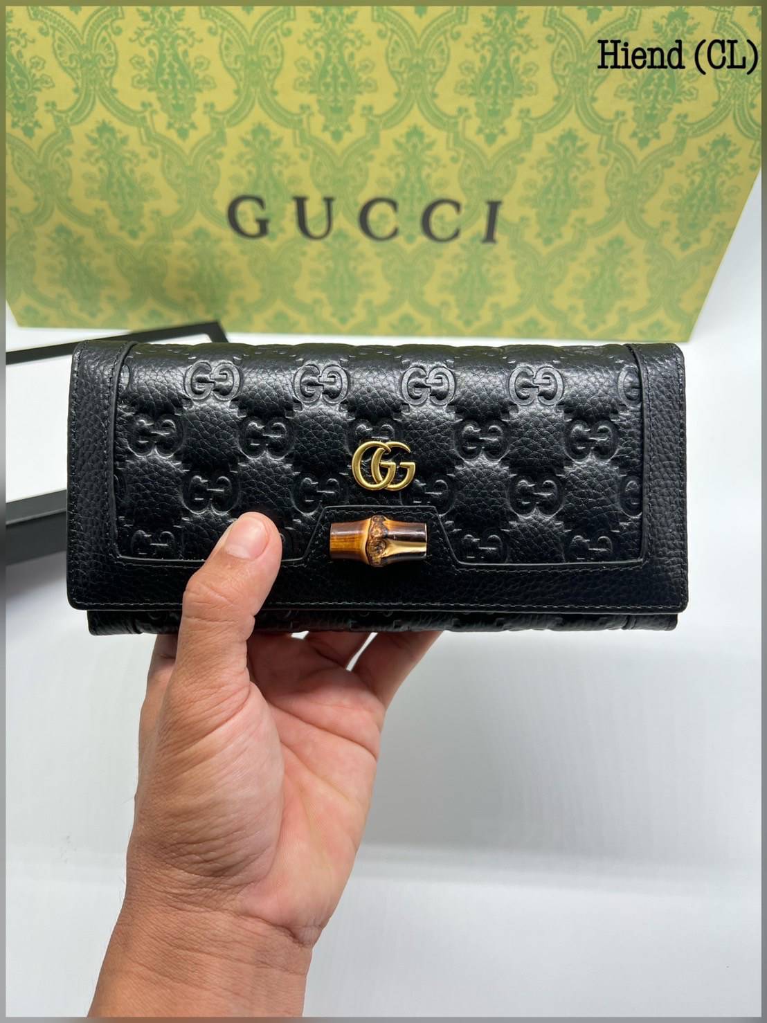 GUCCI LONG WALLET / GUCCI WALLET กระเป๋าสตางค์ใบยาว งานหนังแท้ ผสมผสานความสง่างามและคลาสสิกที่เข้ากับยุคสมัย ด้านหน้าโดดเด่นด้วยซิกเนเจอร์แบรนด์ เป็นอีกหนึ่งรุ่นที่ดาราเชเลปใช้กันเยอะมาก พร้อมส่งที่ไทย ภาพสินค้าถ่ายจากงานขายจริง ใช้งานต่างประเทศได้ค่ะ