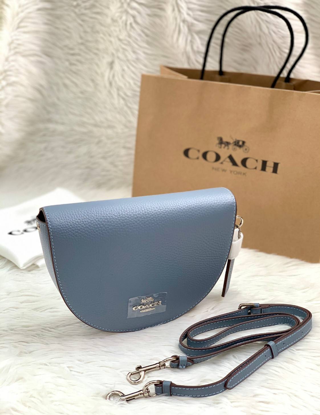 พร้อมส่งที่ไทยครบทั้ง6สีค่ะ 😘 Coach Ellen Crossbody In Signature ((C1432)) กระเป๋าทรงฮาฟมูนรูปทรงคลาสสิก ออกแบบให้มีลักษณะโค้งมน ไม่ดูเป็นทรงแข็งจนเกินไป ดีไซน์และสีของกระเป๋ายังเรียบง่าย เข้าได้กับทุกชุด สะพายครอสบอดี้ร์//สะพายข้าง หรือถือแบบคลัท