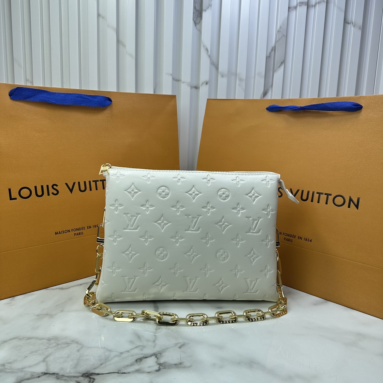 ORI หนังแท้ | LV Coussin PM bag Soft leather with Monogram pattern กระเป๋าถือสะพายไหล่ หรือถือเป็นกระเป๋าคลัทช์ หนึ่งในไอเท็มโดดเด่นจากแฟชั่นโชว์คอลเลกชันประจำฤดูกาล Spring-Summer หนังบุนวม