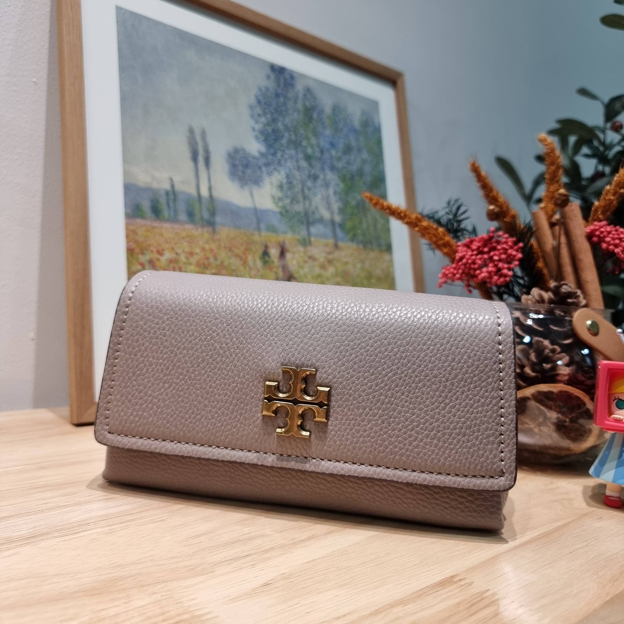 TORY BURCH LIMITED-EDITION MINI BAG รุ่นลิมิเต็ด ที่ sold out ไปแล้วหลายช็อป มีมาให้ช้อปที่นี่! กับกระเป๋าสะพายข้างทรงผู้ดี ไซส์มินิ ที่ผลิตมาในจำนวนจำกัด โดดเด่นด้วยอะไหล่ทองคลาสสิคหรูหรา และสายสะพายโซ่สลับหนัง ทำให้สะพายได้โดยไม่เจ็บไหล่
