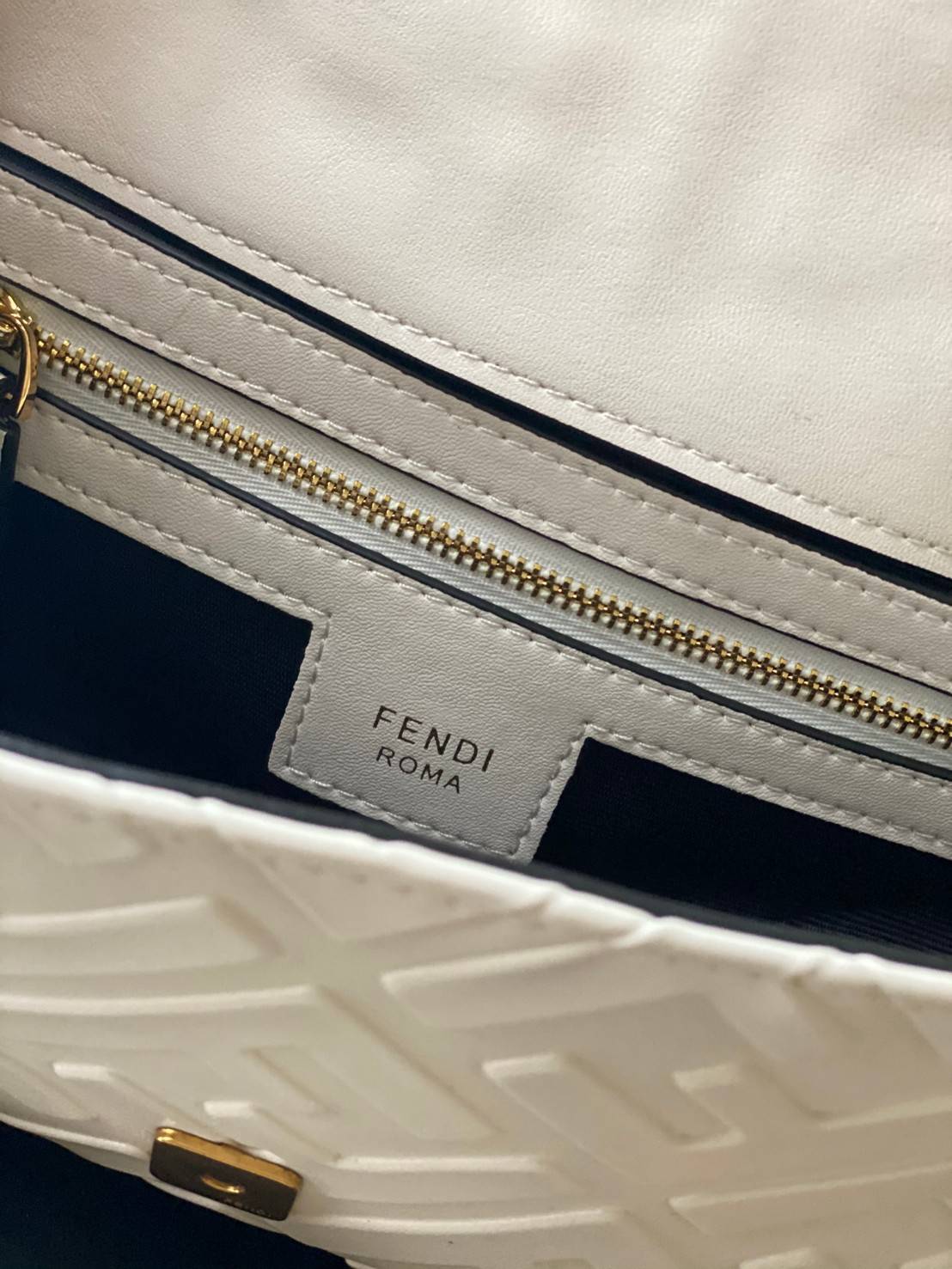 พรีเมี่ยมกิ๊ฟแท้ 100% 】หนังแท้ FENDI Baguette Shoulder Bag จุของได้เยอะมากก