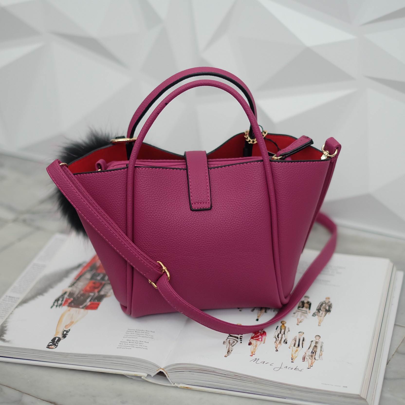 โฉมใหม่ ไฉไลกว่าเดิม 🌈everyday keep handbag 👑สวย หรู เวอร์วัง อีกแล้วค่า 👍 กระเป๋า ถือ//สะพายข้าง หนังสวยๆ มาพร้อมพวงกุญแจ ปอมปอม ฟรุ้งฟริ้ง ขนเฟอร์แท้ ยิ่งใช้ยิ่งฟูสวย น่ารักมาก เข้ากับกระเป๋าคะอย่างดี กระเป๋า เนื้อนิ่มหนา อยู่ทรง