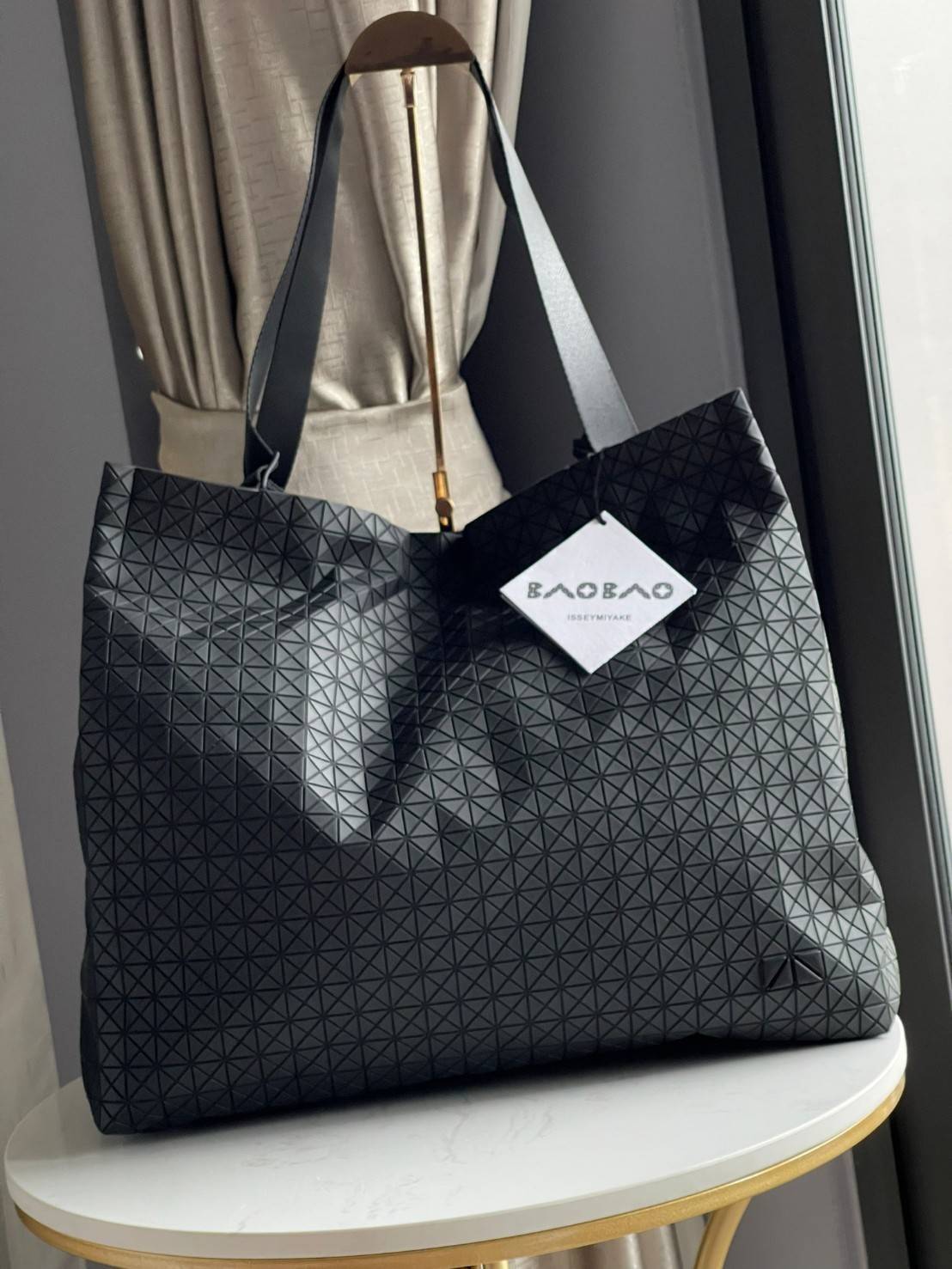 ORI 🥂 Baobao Issey Miyake Cart geometric tote bag / Miyake Cart Tote Bag รูปทรงที่สร้างขึ้นโดยบังเอิญ' เสื้อผ้าที่มีโครงสร้างและได้รับการออกแบบทางวิศวกรรมอันเป็นเอกลักษณ์ของแบรนด์ ส่งต่อไปยังเครื่องประดับที่น่าประทับใจและไร้กาลเวลาเหล่านี้ กร