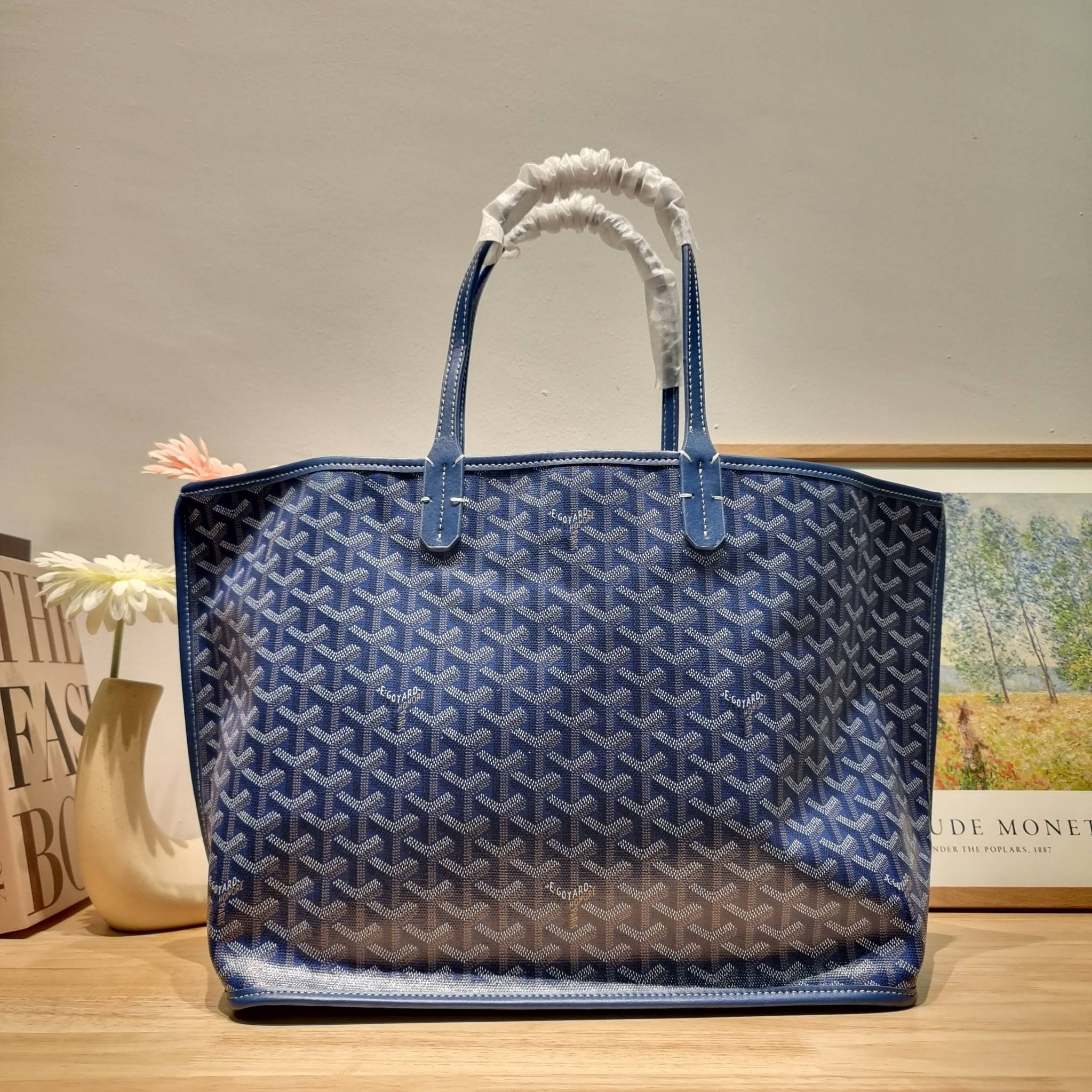 OYARD ANJOU REVERSIBLE TOTE ฮอตไอเท็ม กับกระเป๋าสะพายทรงโท้ท ใบใหญ่จุใจ!! มาครบสีขายดี เลิศทุกสี รูปทรงคลาสสิค ดีไซน์เป็นเอกลักษณ์ ใช้งานได้หลากหลาย สามารถกลับด้านใช้ได้แบบไม่มีเบื่อ วัสดุหนังแคนวาสพิมพ์ลายสวยคม