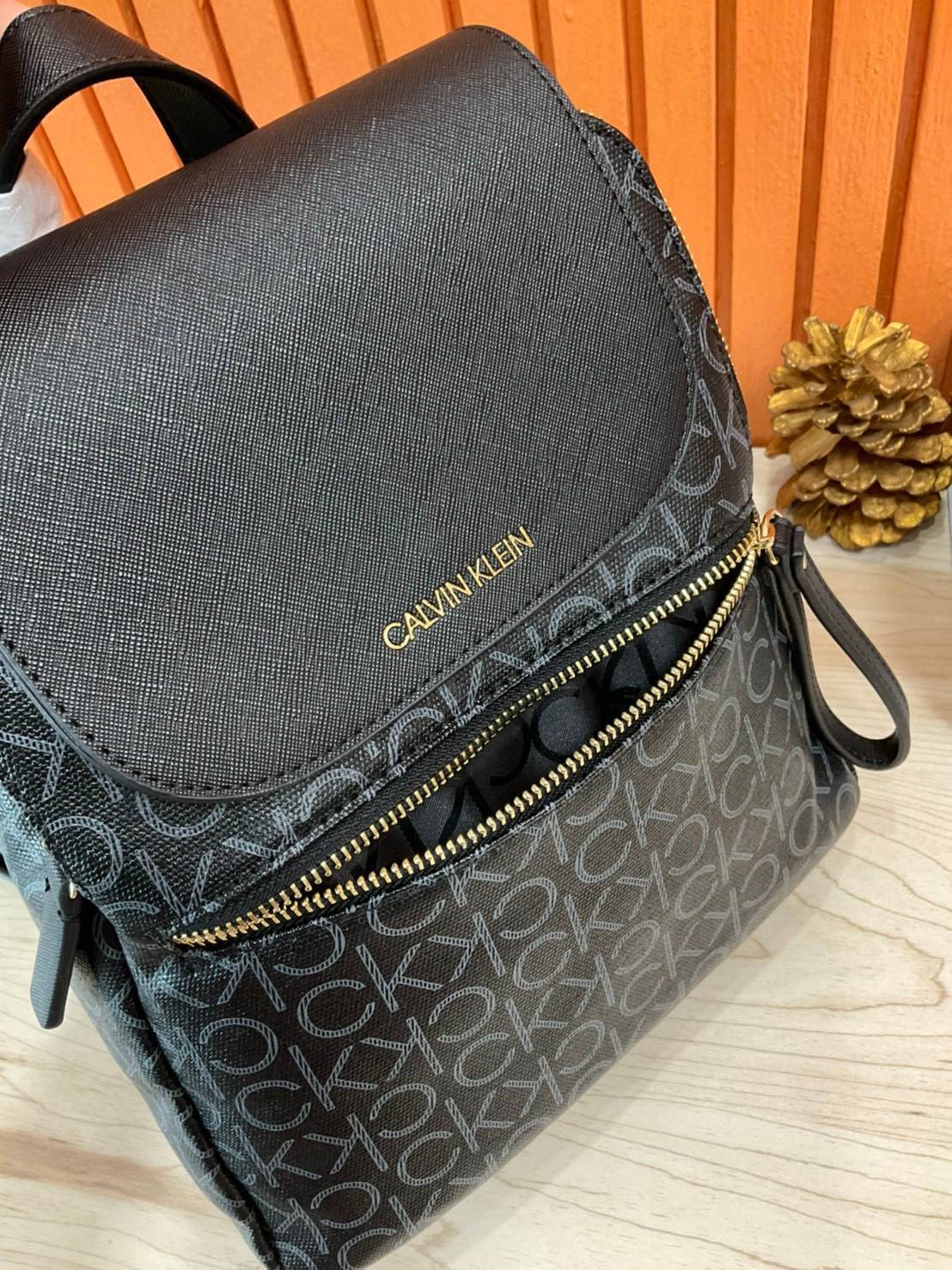 ของแท้ 💯% Elaine Calvin Klein Monogram Small Backpack 💕ของมันต้องมี สวยหรูดูแพงมาก สำหรับรุ่นนี้ และมีฟังชั่นช่องการใช้งานที่มากที่สุด!!! 💕 กระเป๋าสะพายเป้รุ่นใหม่ชนช้อป รุ่นยอดนิยม