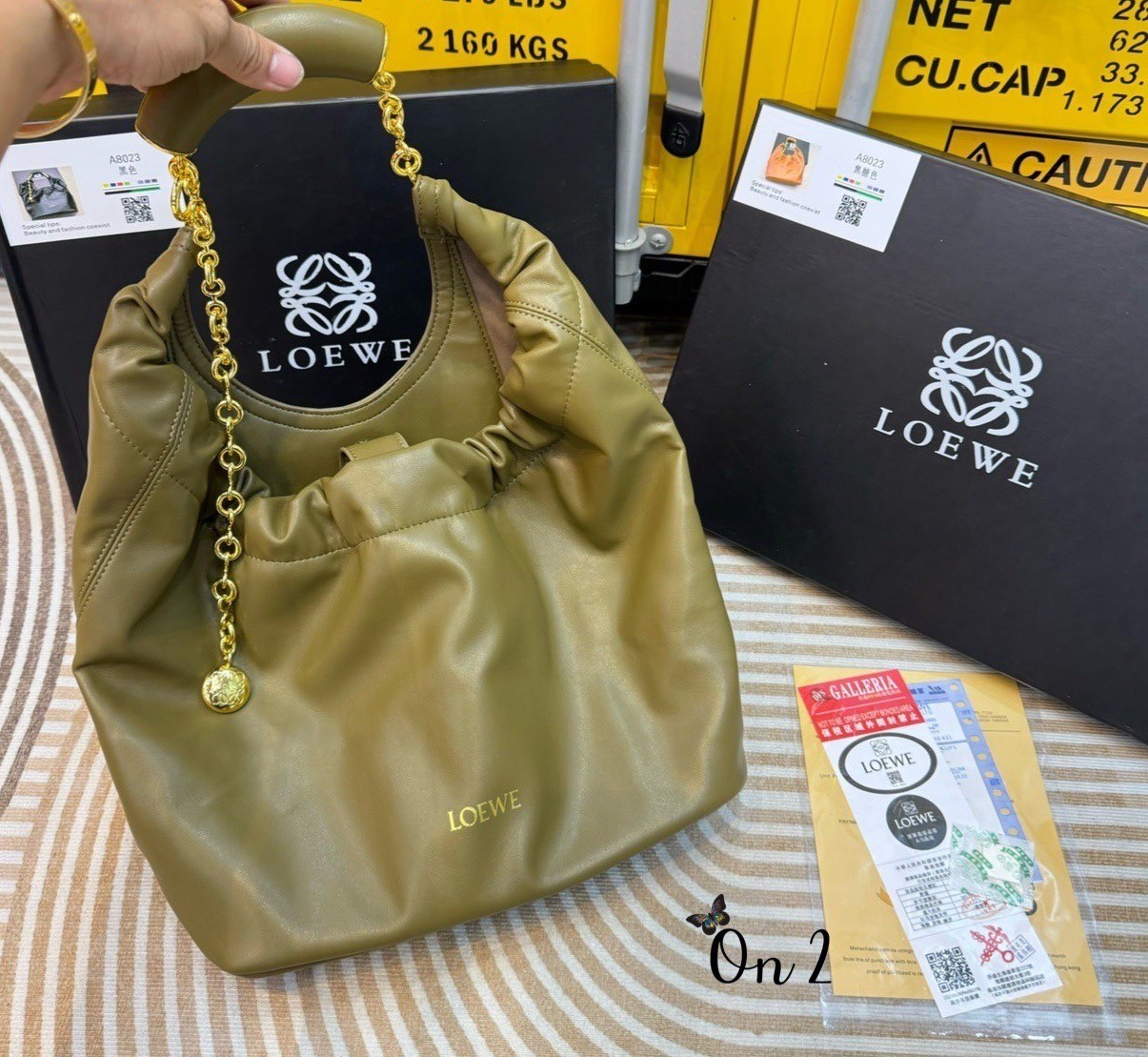 LOEWE Medium Squeeze bag in nappa กระเป๋าสะพายคอลใหม่ ดีไซน์เก๋เรียบหรูงานสวยทั้งภายนอกและภายใน ขึ้นแบบจากงานจริง เป๊ะสุด ปั้มทุกจุด งานจริงสวยทุกมุมเป๊ะปังมากค่ะ