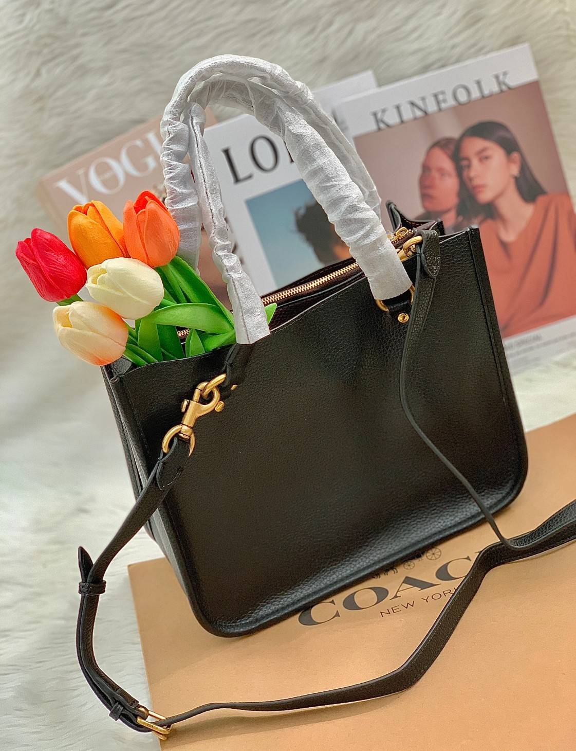 COACH C3889 TYLER CARRYALL 28 IN SIGNATURE CANVAS ((C3460//C3889)) รุ่นยอดฮิตที่สาวๆหลายคนเรียกร้อง กับกระเป๋าถือ/สะพายทรงสวย ที่มาพร้อมสายสะพายไหล่ในตัว และสายครอสบอดี้สำหรับสะพายข้าง ตัวกระเป๋าถูกแบ่งเป็นสัดส่วนสวยงาม มีช่องซิปกลางที่ใหญ่พอสมควร และยังม