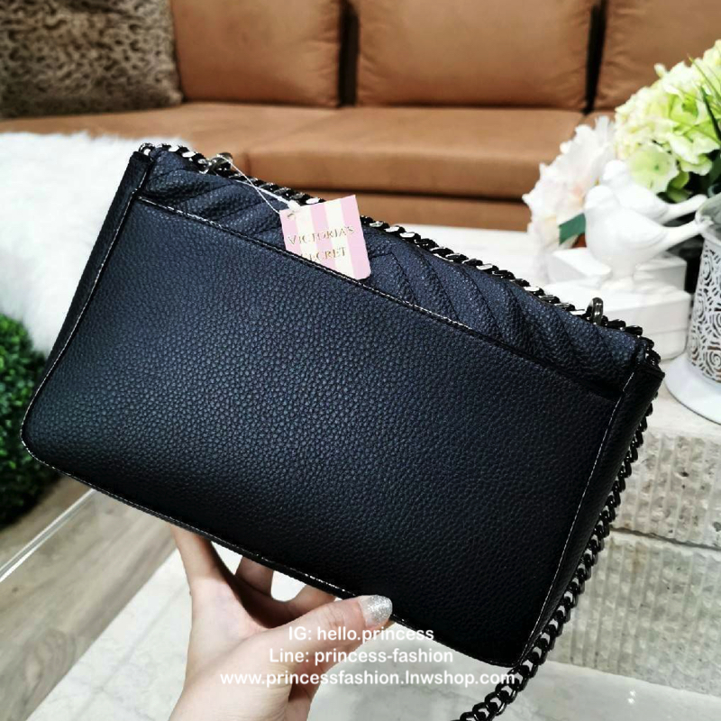 VICTORIA'S SECRET Quilted Chain Crossbody Sling Bag กระเป๋าสะพายรุ่นใหม่ล่าสุดจาก Victoria's Secret วัสดุหนังแกะสังเคราะห์ชึ้นลายริ้วหนังสวยอยู่ทรงไม่ย้วยดีไซน์สุดหรูคุณหนูไฮโซ เปิดปิดด้วยฝาปิดกระดุมแม่เหล็ก ภายในมีโลโก้และช่องใส่ของ ใส่กระเป๋าส
