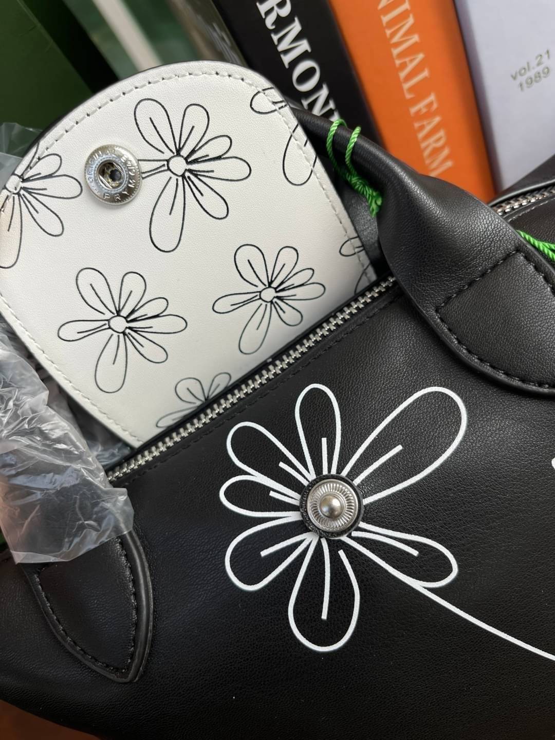 Longchamp year of the Ox Capsule / Longchamp Year of OX LE PLIAGE CUIR TOP HANDLE BAG XS ต้อนรับปีวัวด้วยคอลเล็คชั่นพิเศษ วัสดุหนังเมทิส (Metis) หรือหนังแกะเนื้อนุ่มมาพร้อมหูจับขนาดสั้นเหมาะถนัดมือ