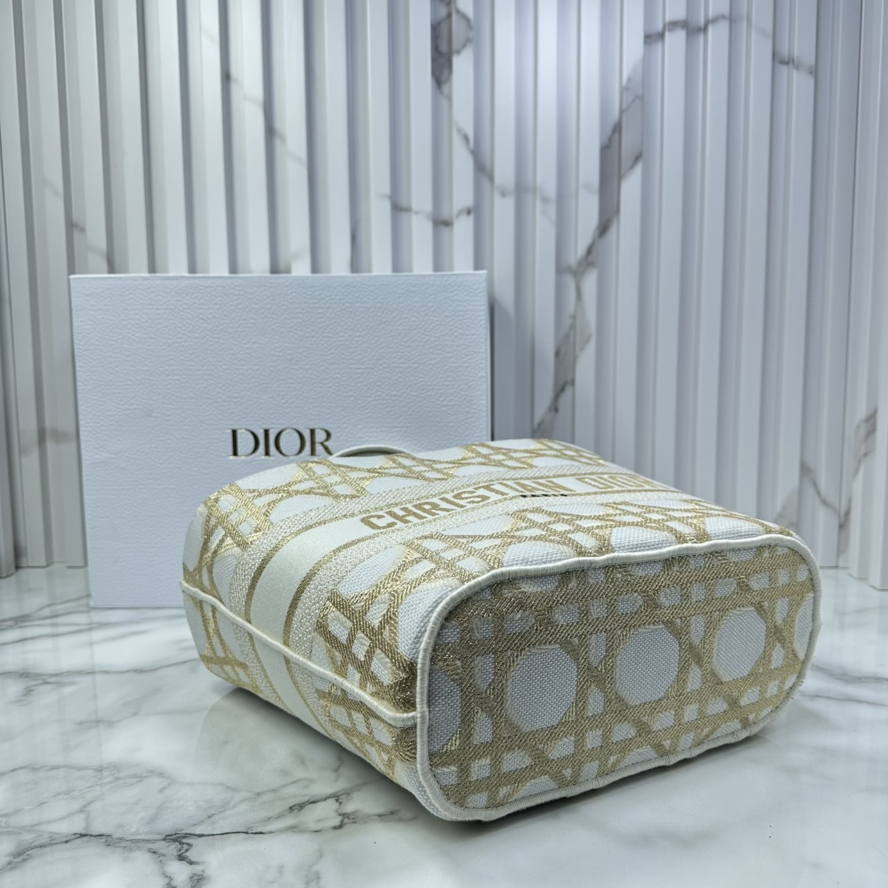 DIOR Hat Basket Bag / DIOR NEW LINE TOTE / DIOR KID TOTE กระเป๋าทรงโท้ทรุ่นใหม่ เอกษณ์ความหรูหรา โดดเด่นสวยงาม เกรดออริ 1:1 ใช้งานต่างประเทศได้