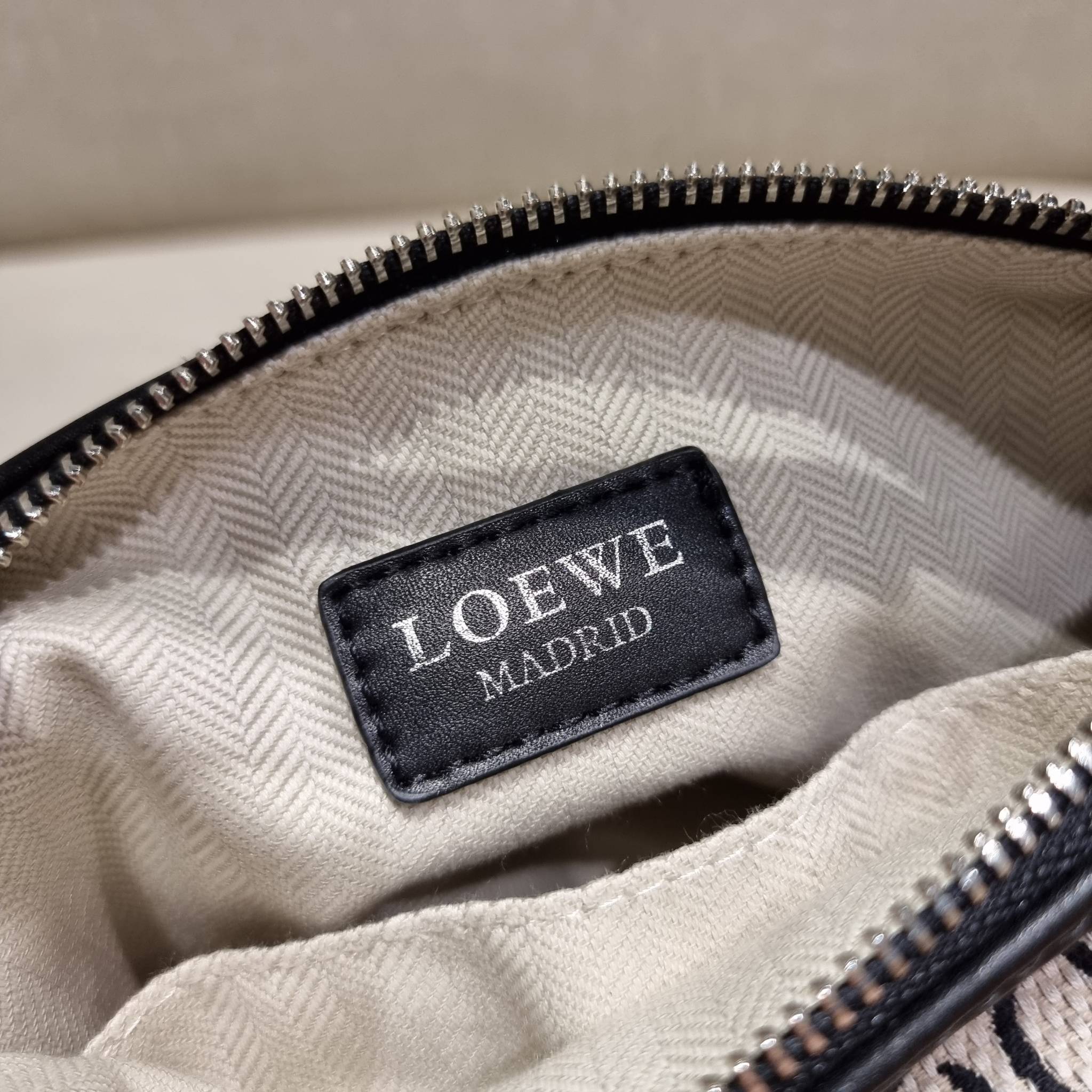 LOEWE SMALL CUBI BAG คอลเลคชั่นยอดฮิต กับสีใหม่ล่าสุด กระเป๋าทรงพอช ใบกำลังสวย ดีไซน์ดีเทลน่ารัก ด้วยลวดลายปักบนผืนผ้าคอตตอน มาพร้อมสายสะพายในตัว ที่ปรับความยาวได้อีกเล็กน้อย คล้องไหล่ คล้องแขนได้แบบสบายๆ เปิด-ปิดด้วยซิป ภายในเป็นช่องโล่ง มีช่องแบ่งอีกช่อ