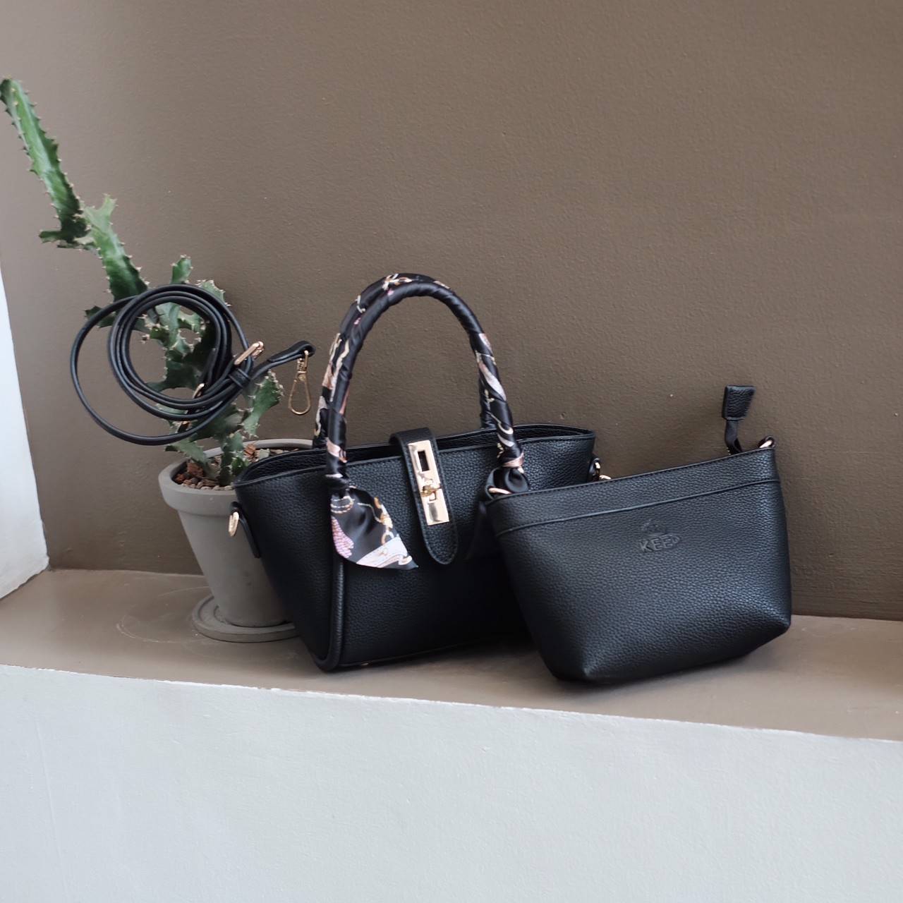 กระเป๋าทรงน่ารักๆ รับ Summer นี้เลยค่า KEEP ‘ Basket ‘ Handbag > ทรงน่ารัก (ราคานี้แถม ปอมๆ และผ้าพันหูกระเป๋าให้ 2 ผืน เข้า Set ) > มีใบเล็กด้านใน ให้อีก 1 ใบ สามารถเอาออกมาใช้สะพายได้ ( เหมือนซื้อ1ได้2 ) >น้ำหนักเบา ใบเล็กกะทัดรัด เหมาะกับ Summ