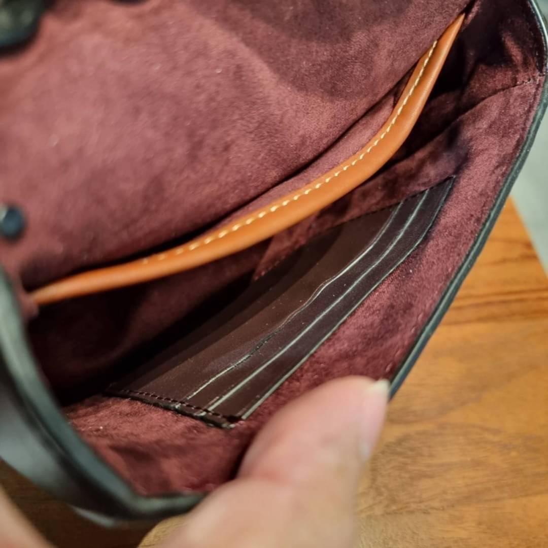 COACH C2462 MADISON SHOULDER BAG 16 IN SIGNATURE CANVAS WITH RIVETS กระเป๋าสะพายข้าง ไซส์กะทัดรัด พกพาง่าย น้ำหนักเบา ดีไซน์สวย โดดเด่นด้วยตัวล็อครูปดอกไม้ สีสันตกแต่งตัดกันกับลายซีอย่างลงตัว วัสดุหนังแคนวาสเคลือบลาย ภายในแบ่งสัดส่วนให้อย่างดี มาพร้อมสายส