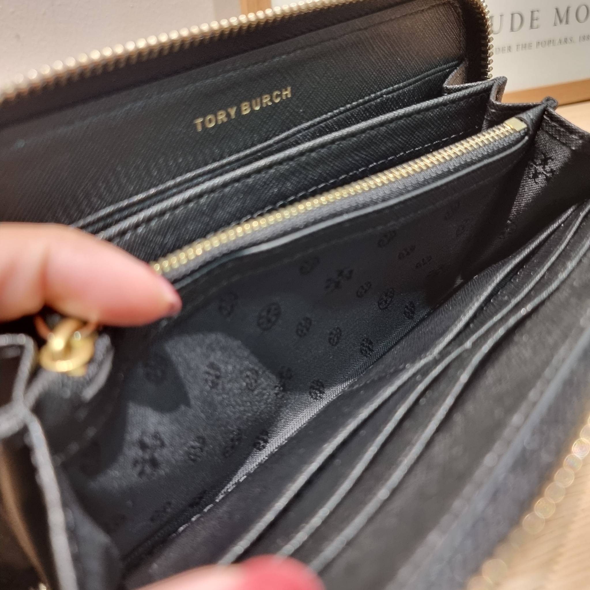 TORY BURCH ROBINSON MULTI GUSSET ZIP CONTINENTAL WALLET รุ่นหายาก พร้อมสีน่ารักน่าใช้ ต้อนรับเดือนแห่งความรัก!! กับกระเป๋าสตางค์ใบยาว ขนาดกำลังพอเหมาะ ดีไซน์เรียบหรู