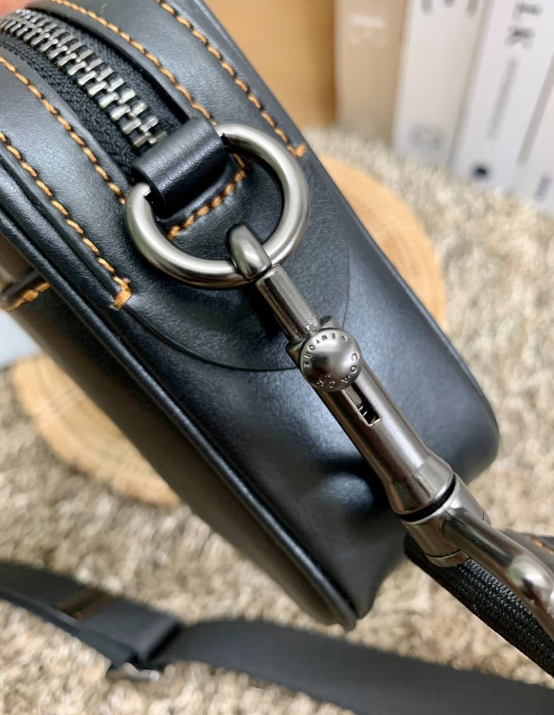 3สีเข้าใหม่งานคุณภาพอีกแล้วคับท่านน ทั้งสี ทั้งหนังสวยมากๆค่าา!! COACH GRAHAM CROSSBODY BAG ((39946)) พร้อมส่ง! กระเป๋าสะพายแบบครอสบอดี้ร์ ใช้ได้ทั้งชาย//หญิง หนังแท้อย่างดี เรียบหรูค่ะ ด้านหน้ามีช่องซิปซ่อนให้หนึ่งช่อง ช่องซิปหลักกว้าง ใส่ของจำเป็นได้ครบ