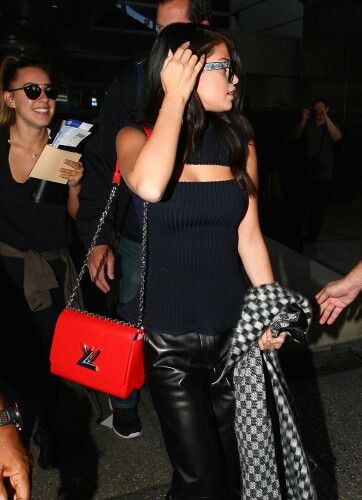 VIP 】หนังแท้ LOUIS VUITTON Epi Twist Shoulder Bag MM 4 สี พร้อมส่งที่ไทย