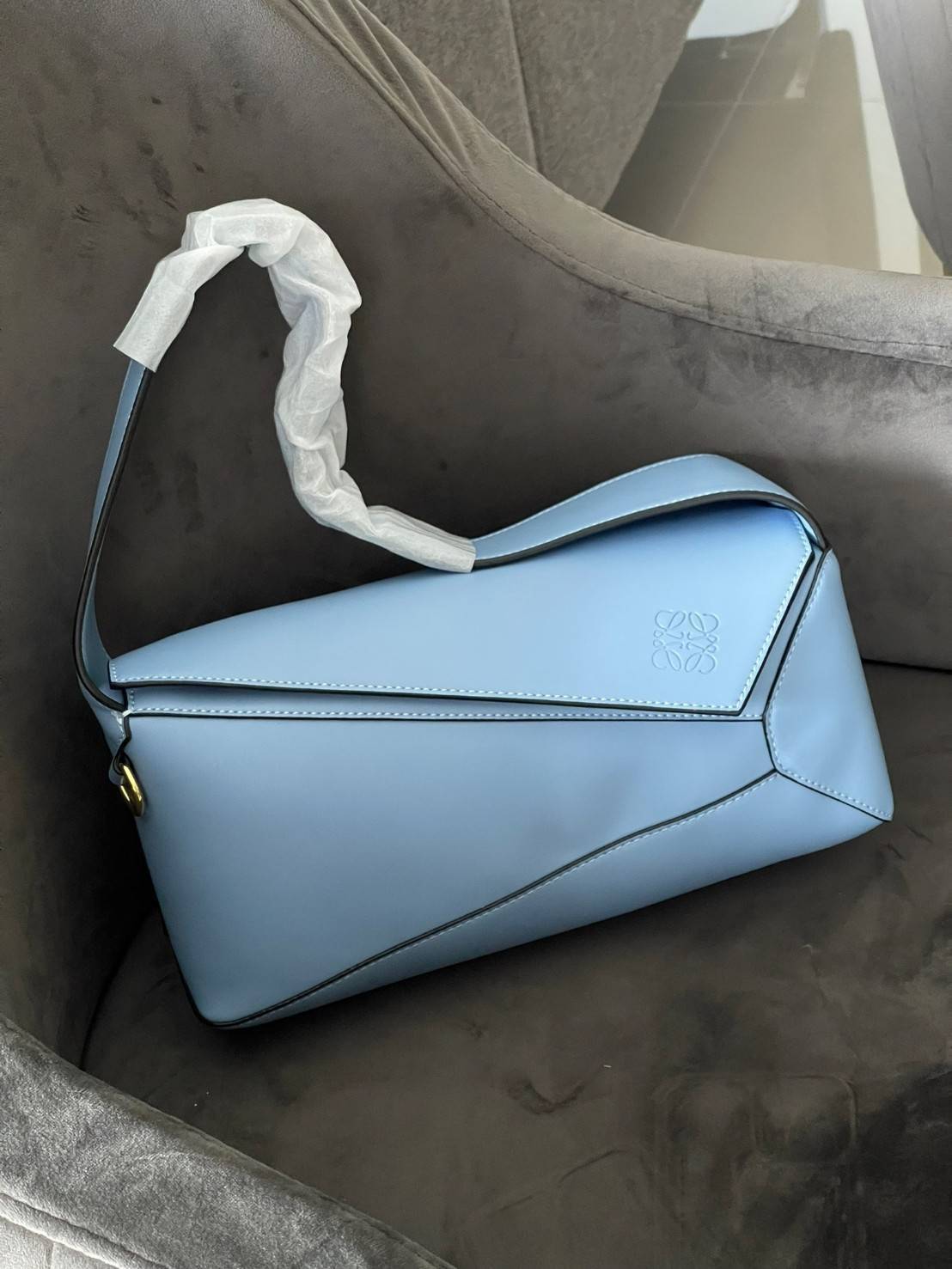 Loewe Puzzle Hobo bag กระเป๋ารุ่น Puzzle มีความพิเศษในหลายด้าน ไม่ว่าจะเป็นรูปทรงที่แปลกใหม่ มินิมอลด้วยโลโก้อนาแกรมแบบประทับ ดูหรู เป็นกระเป๋า Unisex ที่ไม่ว่าคุณจะเป็นผู้หญิงหรือผู้ชายก็ใช้งานได้ ลายกระเป๋าได้มาจากการนำหนังมาเย็บต่อกันทั้งหมด ถึงแม้ว่าข