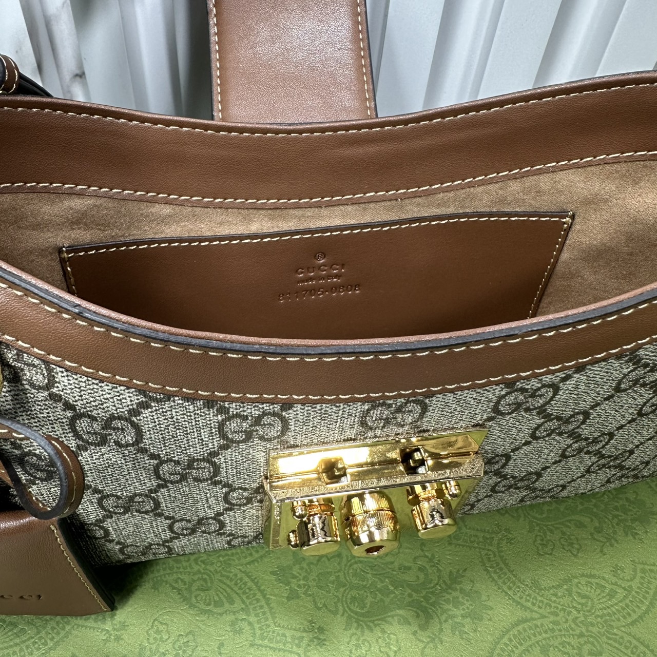 ORI หนังแท้ | GUCCI Padlock Small Shoulder Bag กระเป๋าสะพายทรงสวยวินเทจดีไซน์ไม่ซ้ำใคร หรูล้ำผู้ดี หนังแคนวาสพิมพ์ลายคมชัด ปากกระเป๋ามีแถบหนังคาดและอะไหล่กดล็อค