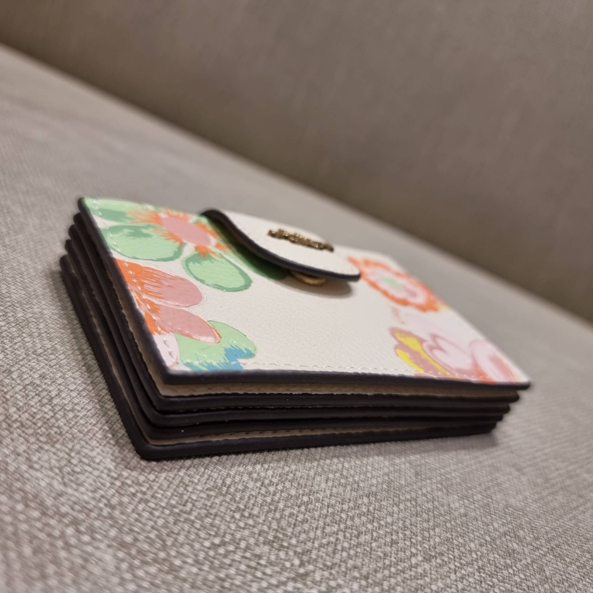 COACH C8325 ACCORDION CARD CASE WITH DREAMY LAND FLORAL PRINT ไอเท็มที่ทำใจฟูจัดเลยจ้า กับกระเป๋าถนอมบัตร ที่สาวๆตามหา ดีไซน์ลวดลายน่ารักมากๆ ขนาดกะทัดรัด พกพาสะดวก วัสดุหนัง pepble ภายในเป็นช่องใส่บัตรได้หลายใบ เหมาะมากสำหรับใครที่มองหากระเป๋าแบ่งสัดส่วน