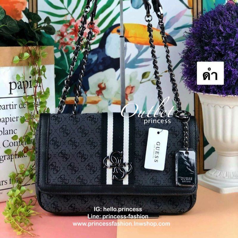 Guess Logo city handbag กระเป๋าสะพายไหล่ ตัวกระเป๋าเป็นผ้าลาย signature ของแบรนด์ ตัดกับหนังที่ตัวขอบกระเป๋า มาพร้อมพวงกุญแจโลโก้แบรนด์ ด้านหน้ามีโลโก้แบรนด์ ด้านหลังมีช่องใส่โทรศัพท์/บัตรได้ เปิดปิดแบบกระดุมแม่เหล็กซ้าย-ขวา ด้านในมีช่องซิป เล็ก 1 ช่อง แล