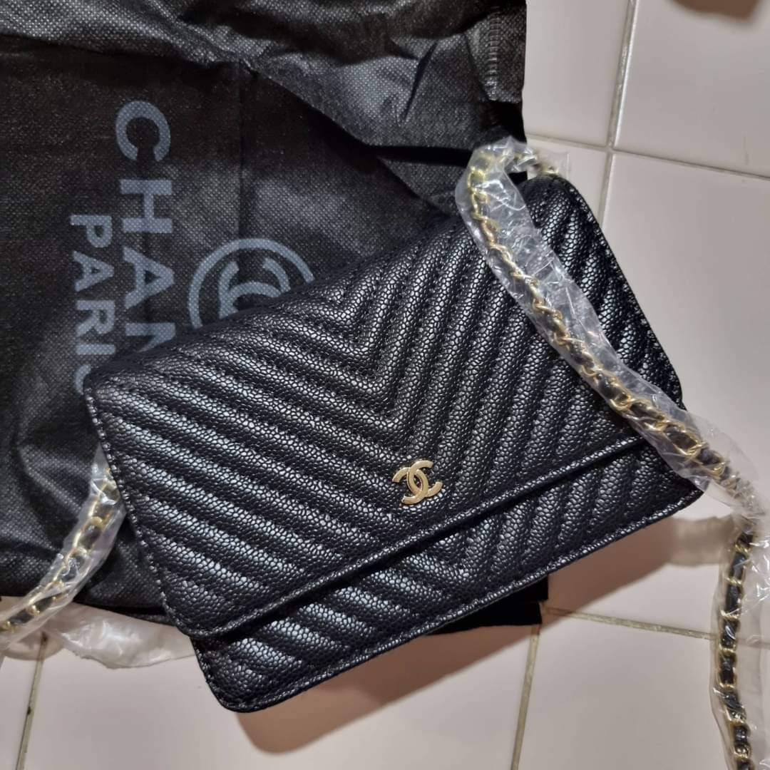 VIP 🥂 CHANEL WOC ลายวียอดฮิต กระเป๋าสะพายข้างหนังลายคาร์เวีย มาพร้อมโซ่สะพายในตัว (ถอดออกไม่ได้) อะไหล่ทองเรียบหรู ดูผู้ดี้ ผู้ดี!! เปิด-ปิดกระเป๋าด้วยกระดุมแม่เหล็ก ภายในกระเป๋าเป็นช่องโล่ง มีช่องแยก 1 ช่อง ช่องซิปกลางอีกช่อง ส่วนด้านหลังก็ยังมีอ
