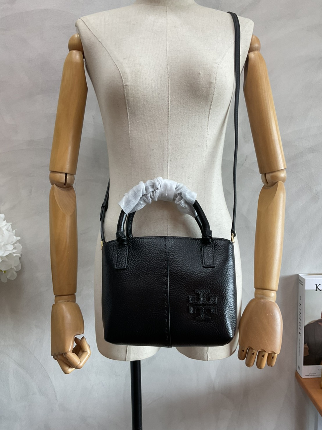 Tory Burch McGraw Mini Satchel กระเป๋าถือ/สะพาย Crossbody วัสดุหนังลูกวัวแท้ 100% ด้านหน้าประดับโลโก้หนัง ตัดเป็นรูปตัว T สัญลักษณ์แบรนด์ ตัวกระเป๋าเดินด้ายเล่นลายเพิ่มลูกเล่น เพื่อความเก๋!!