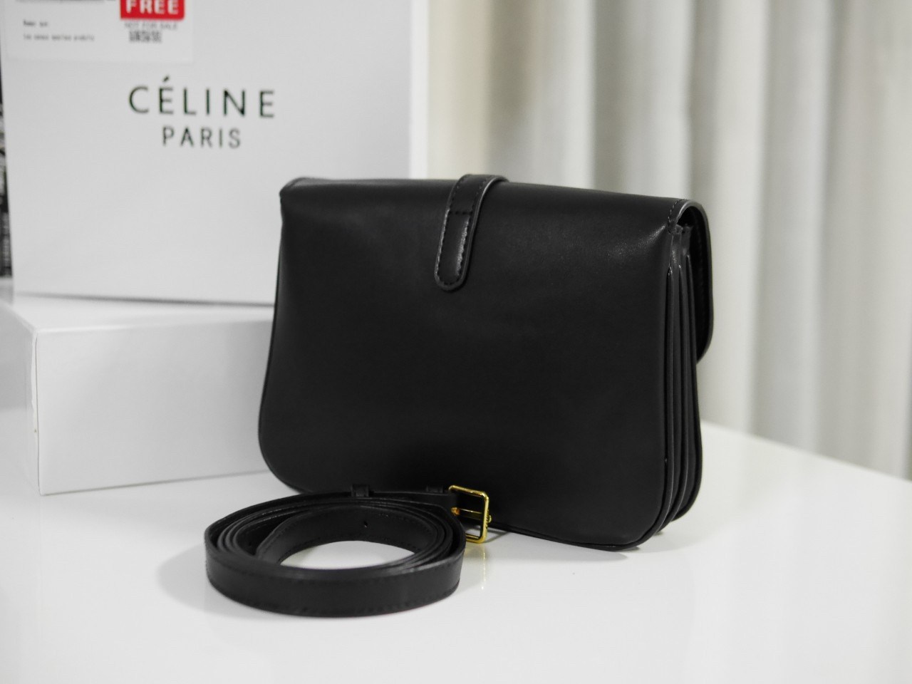 Celine Medium Tabou In Smooth Calfskin พร้อมส่งรุ่นใหม่แล้วค่า กับ CELINE SHOULDER BAG หนังเรียบสวยหรู ปรับดับพวงกุญแจสีทองด้านหน้า ด้านในเปิดด้วยด้วยกระดุม แบ่งช่องใส่ของออกเป็นสัดส่วน พร
