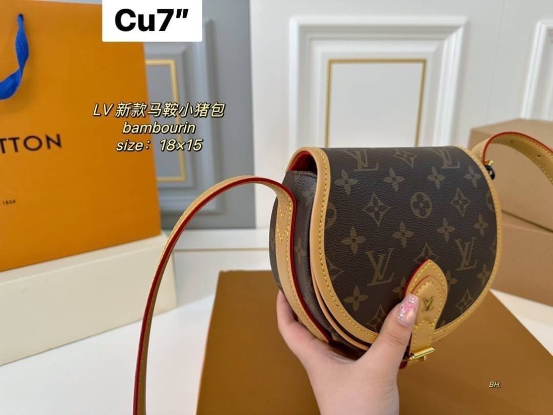 LV Tambourine Monogram Crossbody Bag กระเป๋าสะพายทรงสวย ดีไซน์คลาสสิควินเทจ งานหนังแคนวาสตัดสลับหนัง สายสะพายในตัวปรับได้ ถือเป็น clutch ออกงานก็ได้ ดูแพงมากๆ