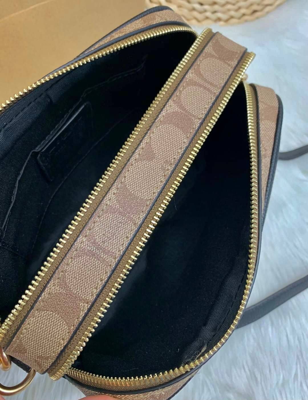 ใครที่รออยู่ห้ามพลาดเลยจร้าา! COACH JES CROSSBODY IN BLOCKED SIGNATURE CANVAS ((1767)) พร้อมส่งอีกครั้ง สินค้าขายดี กระเป๋าสะพายครอสบอดี้ร์หรือสะพายข้างได้ หนังแท้อย่างดีค่ะ 🔺สีหนังของรุ่นนี้ผสมกันได้ลงตัวดูดีมากๆทีเดียวค่ะ กระเป๋าแบบ2ช่องซิป ภายใ