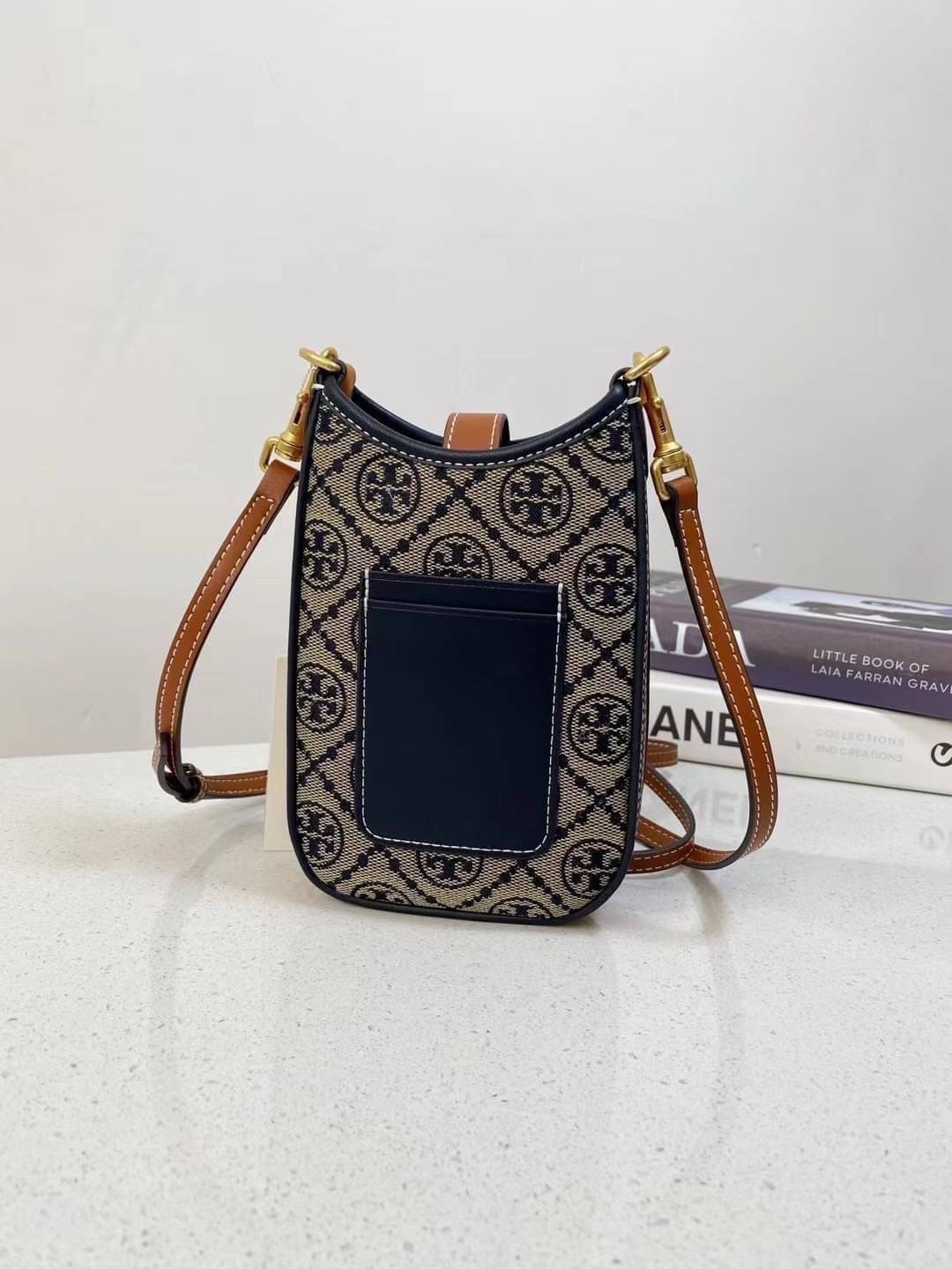 Tory Burch T Monogram Phone Crossbody / Tory Phone Bag พร้อมส่ง กระเป๋าใส่โทรศัพท์ สวยคม ด้านหลังมีช่องใส่บัตร