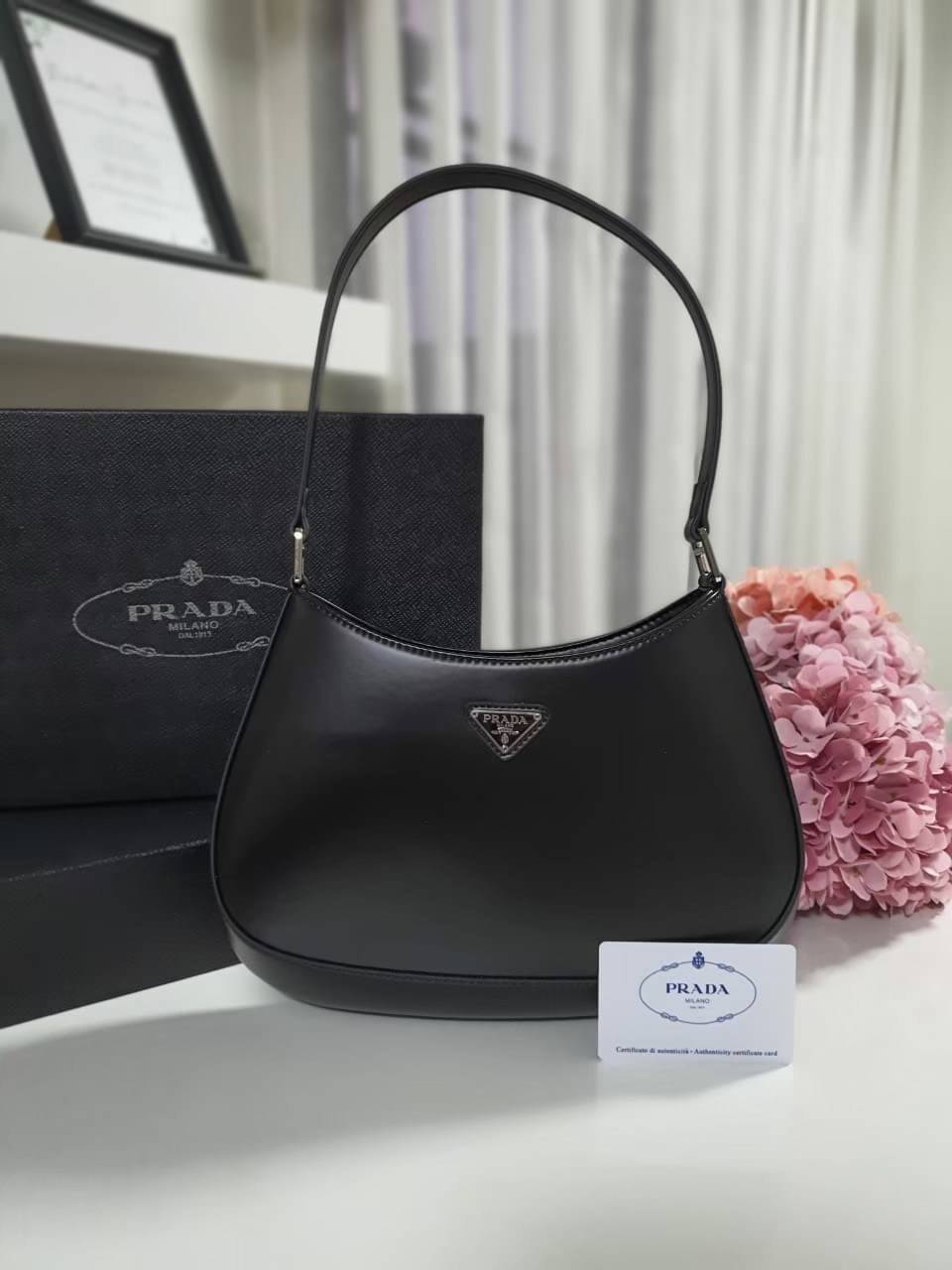 Prada Cleo brushed leather shoulder bag กระเป๋าทรงสวยยอดฮิต กับแบรนด์ PRADA งานพรีเมียมกิ้ฟท์จากแบรนด์ ทรงสะพายไหล่สวยหรูอยู่ทรง PRADA CLEO หนังเรียบดำเงาหรูสุดคลาสสิต เปิดปิดด้วยกระดุมอะไหล่เงินทั้งใบ ด้านในใส่กระเป๋าสตางค์ยาว มือถือ ของจุกจิกได้เยอะ มีป