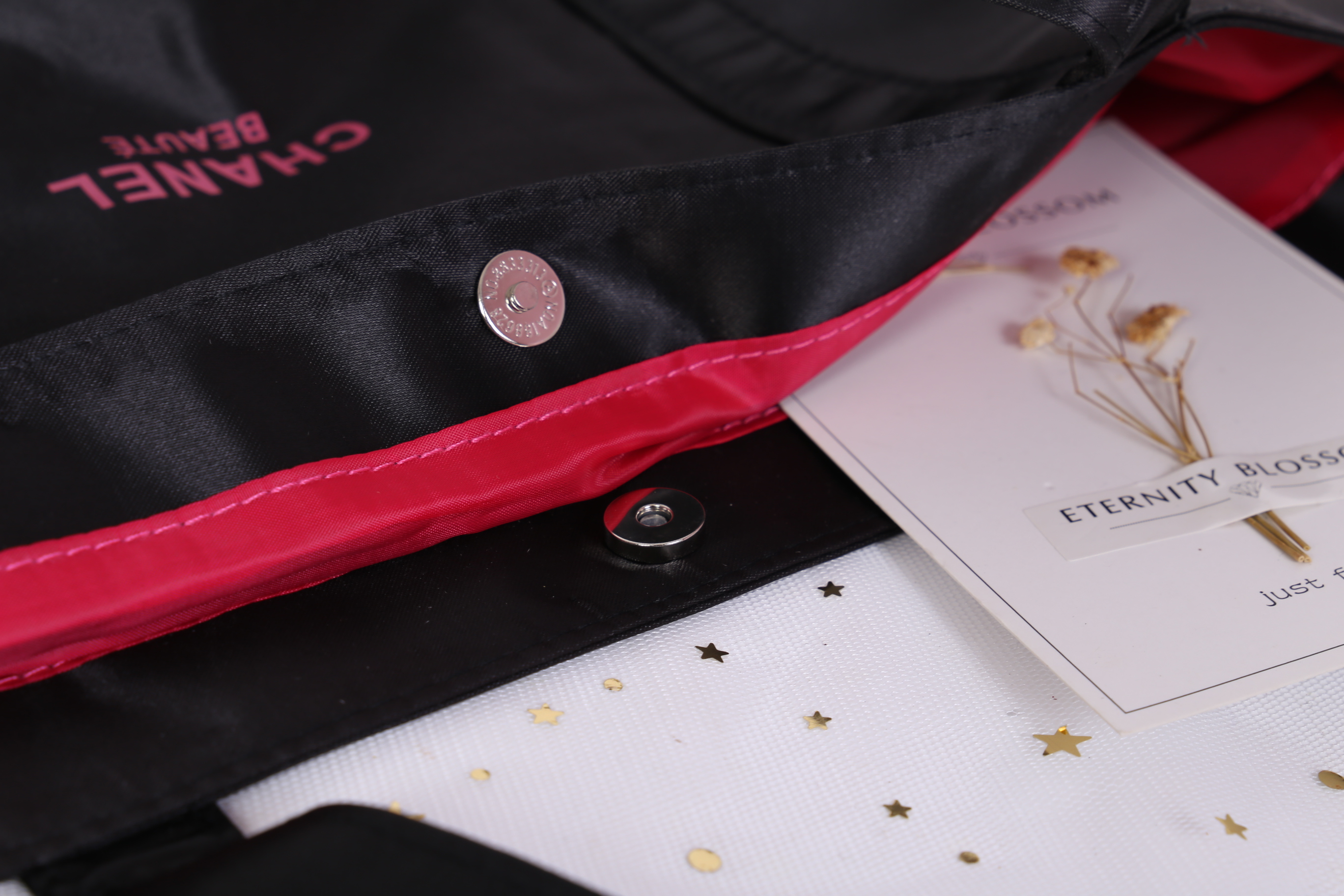 Chanel Satin Shoulder bag วัสดุ (Material) : Satin กระเป๋าสะพายข้าง ขนาดกำลังดีค่ะ ใส่เอกสารหนังสือได้นะคะ ด้านในซับผ้าลายเดียวกับสีกระเป๋าเลยค่ะ เป็นกระดุมแม่เหล็กเปิดปิด สินค้าพรีเมี่ยมแท้ แถมจากเค้าเตอร์แบรนด์ประเทศญี่ปุ่นค่ะ