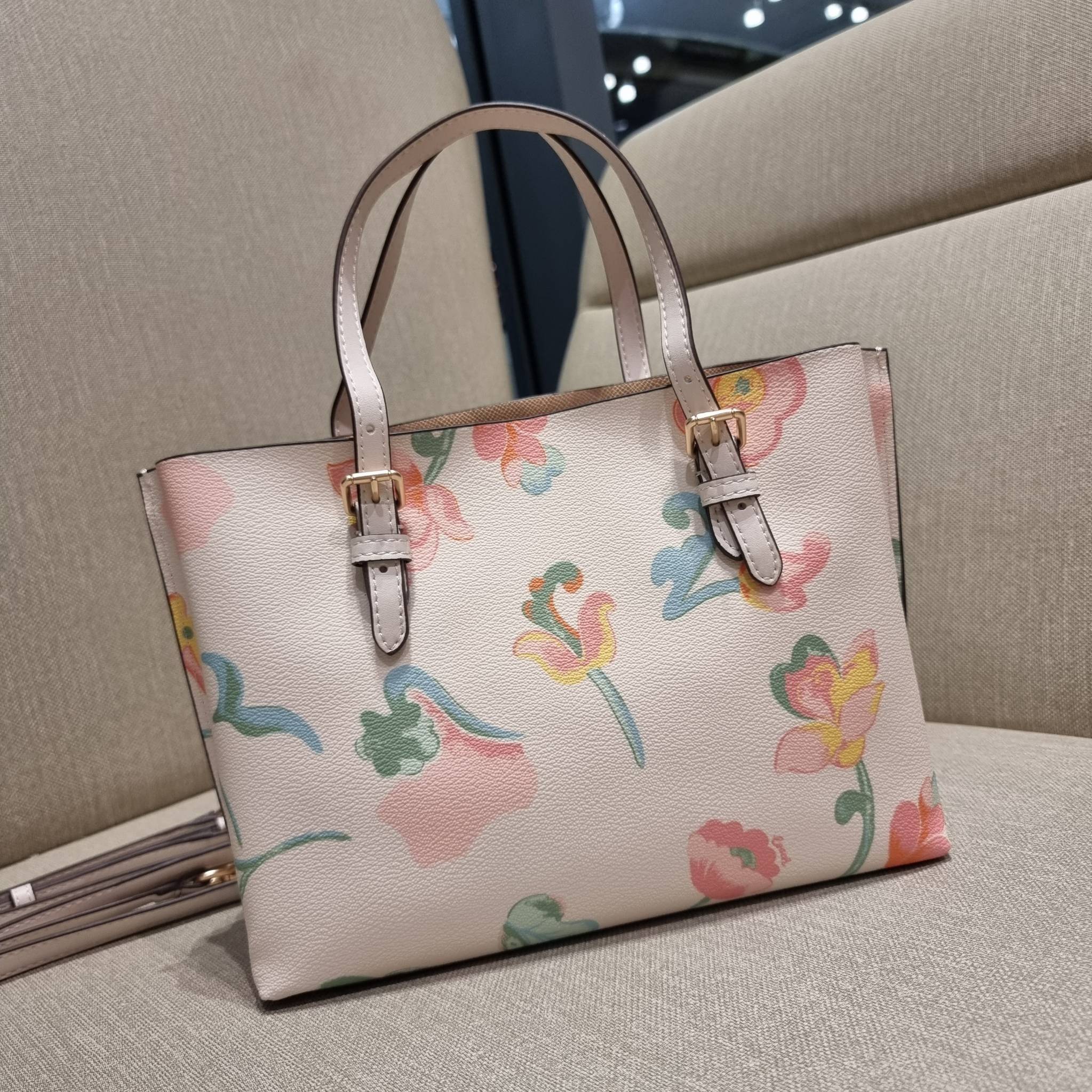 COACH C8217 MOLLIE TOTE 25 WITH DREAMY LAND FLORAL PRINT คอลใหม่ล่าสุด ยังไม่เข้า shop ไทย สวยๆแบบไม่ต้องรอพรีฯให้ยาวนาน กับกระเป๋าโท้ทไซส์เล็กที่สาวๆต่างก็ต้องปักใจรัก สวยสมใจ ดีไซน์ลวดลายดอกไม้ คละเคล้าเต็มใบ ละมุน สดใส น่าใช้สุดๆ วัสดุหนังแคนวาส ภายในโ