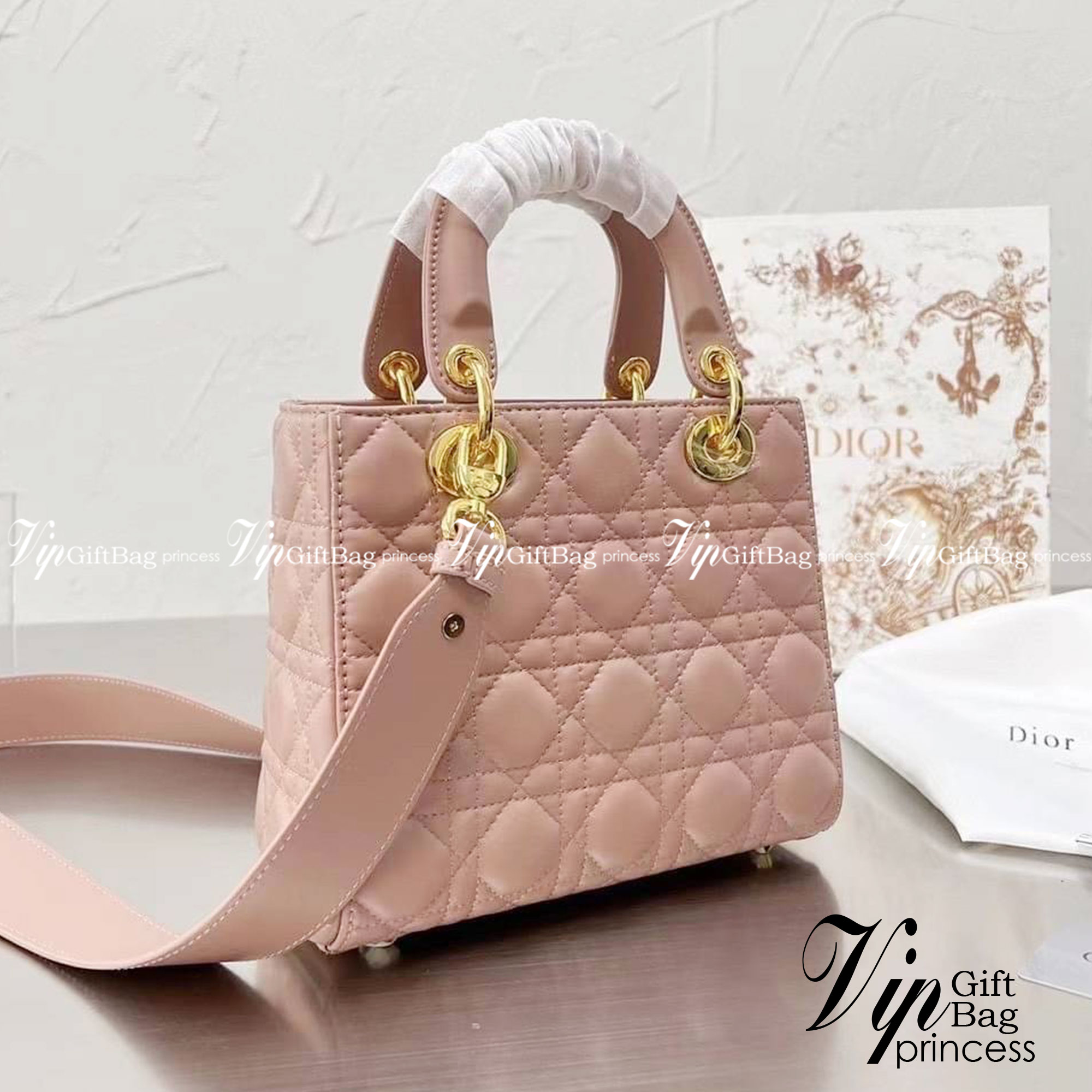 DIOR Lady / Small Lady Dior Bag Cannage Lambskin กระเป๋าสุดไอคอนิก รูปทรงสีเหลียม ขนาดกระทัดรัด ตั้งอยู่ทรง ฐานกระเป๋าแข็งแรง มีหมุดรองฐาน ดีไซน์เอกลักษณ์เฉพาะตัว ด้านหน้าตกแต่งด้วยตัวอักษร D.I.R ห้อยเป็นพวงกุญแจ จะถือหรือสะพายไหล่ก็ดูดีมากๆ ค่ะ