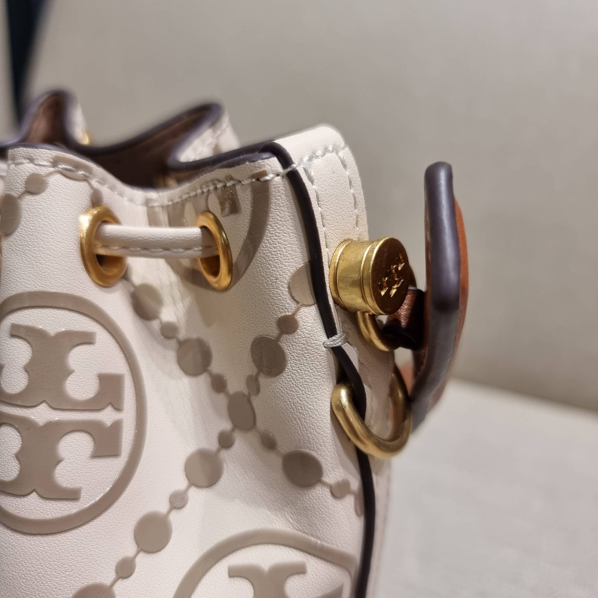 TORY BURCH T MONOGRAM EMBOSSED MINI BUCKET BAG คอลเลคชั่นใหม่ กับกระเป๋าบัคเก็ตทรงยอดนิยม ในไซส์มินิ ดีไซน์ใหม่ล่าสุด สวยลูกคุณหนู หรูหรา!! ด้วยดีเทลผิวลายนูนลวดลายเอกลักษณ์ วัสดุหนังแท้ ปากกระเป๋ารูดเปิด-ปิดได้ มีหูจับในตัว สะดวกใช้ไปอีก และมีสายสะพายข้า