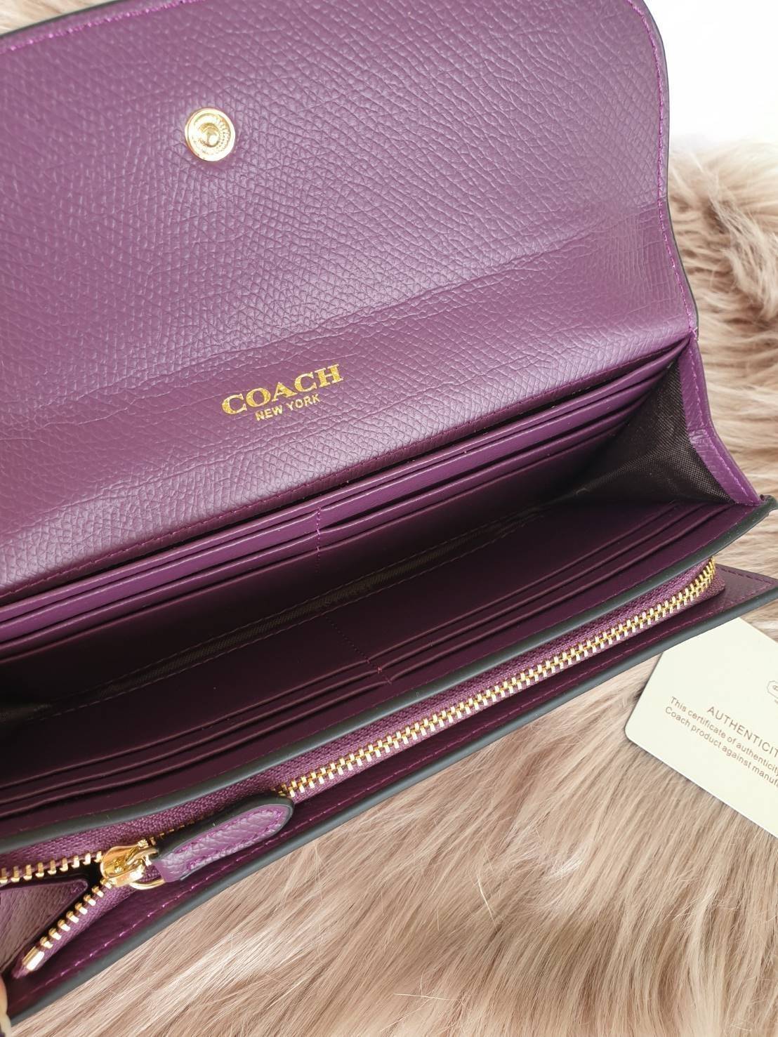 Coach long wallet กระเป๋าสตางค์ใบยาว วัสดุ pu. อะไหล่รมดำ เปิดปิดแบบฝาปิดกระดุม ภายในมีช่องใส่บัตร, ธนบัตร และช่องซิปใส่เหรียญ ด้านหลังมีอีก 1 ช่องค่ะ