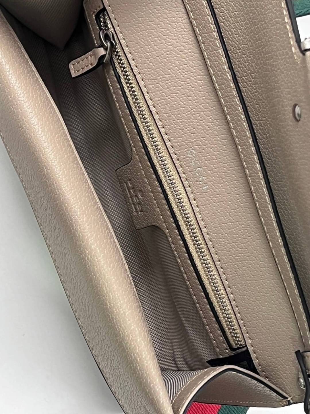GUCCI Dionysus GG small shoulder bag ฮอตสุดไม่มีใครเกิน รุ่นใหม่ล่าสุดพร้อมสายสะพายสปอร์ต กับกระเป๋าสะพายรุ่นที่สาวๆต้องไม่พลาด!! ดึงดูดและสะกดสายตาด้วยอะไหล่ดีเทลหรู ทนทาน ดูแลรักษาง่าย ภายในสวยงาม และแบ่งสัดส่วนลงตัวมากๆ ใส่ของสำคัญได้สบาย พร้อมเสิร์ฟให
