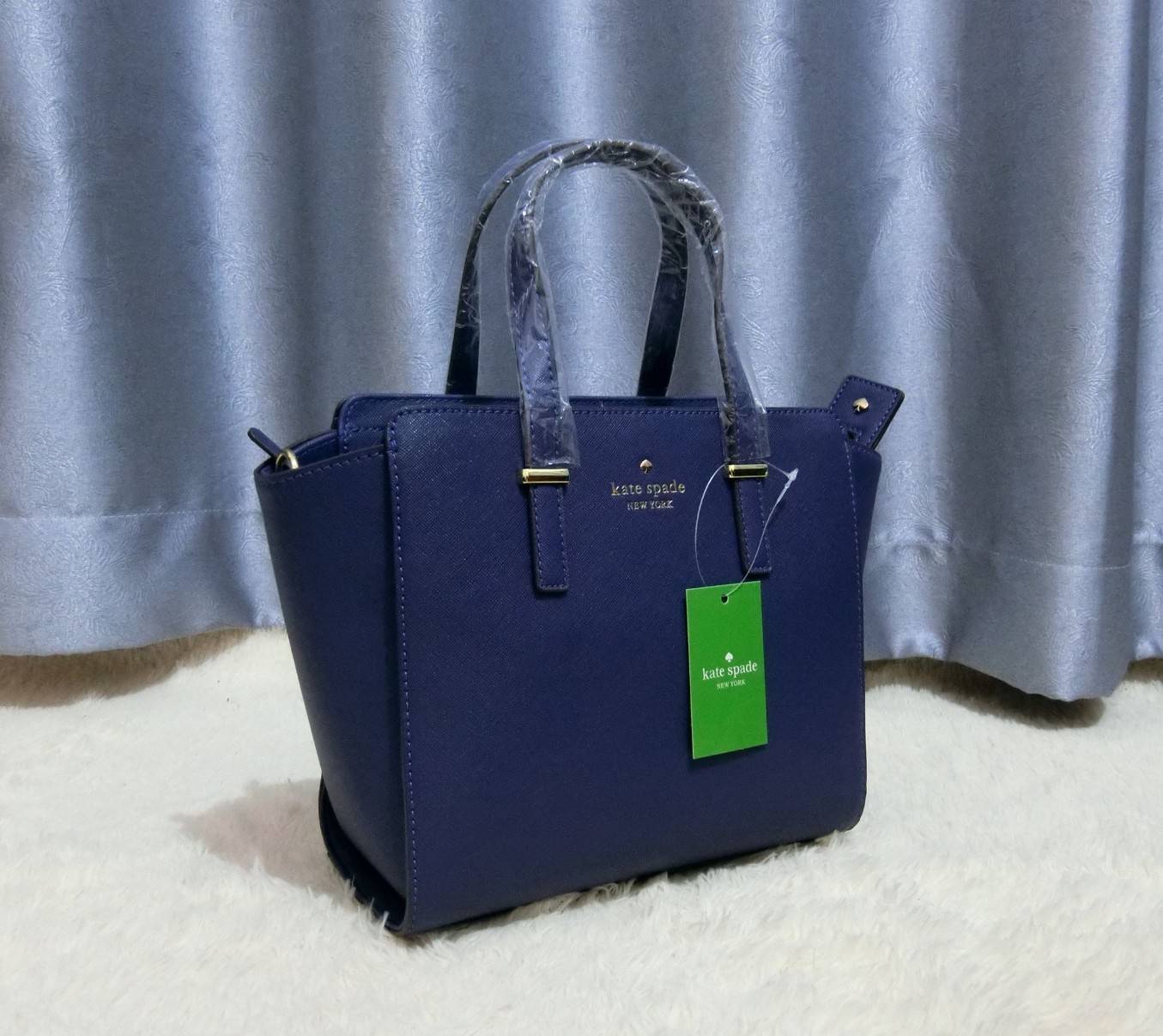 KATE SPADE NEW YORK CEDAR STREET HAYDEN BAG กระเป๋าถือหรือสะพายหนัง Saffiano สวยหรูอยู่ทรงสไตล์ PRADA ด้านหน้าประดับโลโก้สีทองสวยไฮโซ ภายในมีช่องซิปและช่องเล็ก ซับในอย่างดีสกรีนลาย Kate Spade กว้างและจุ ใส่ ipad mini กระเป๋าสตางค์ ของใช้ได้เยอะ มีหมุดรองฐ