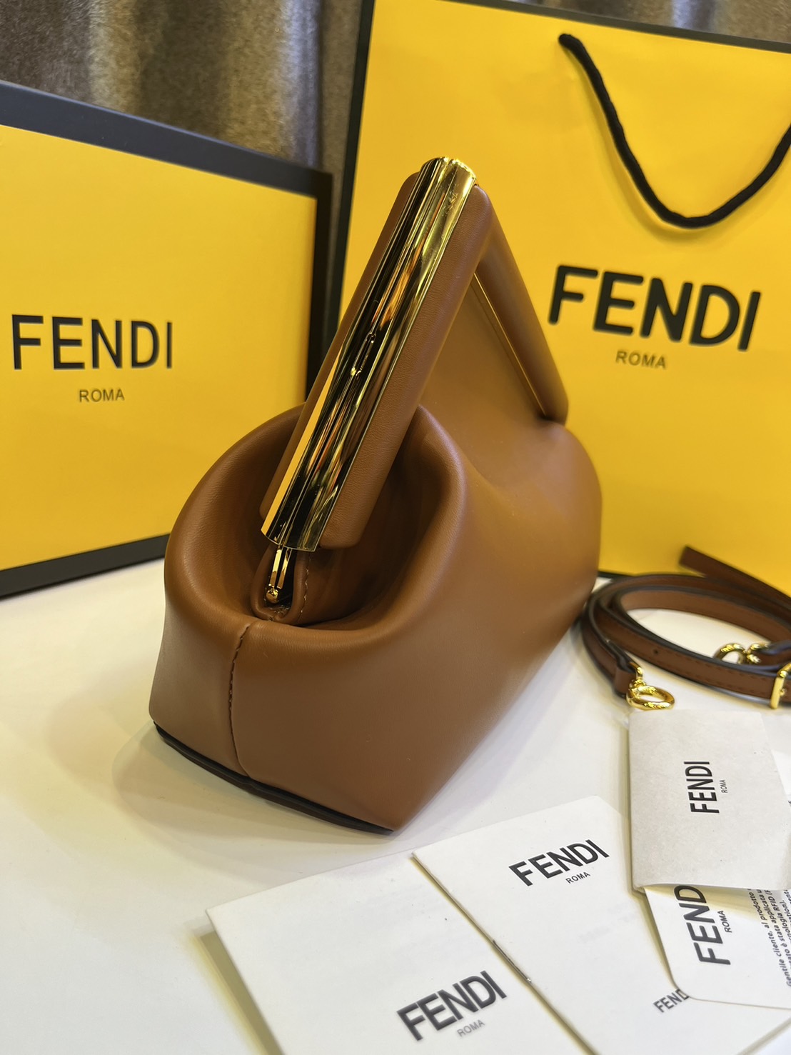 พร้อมส่ง 6 สี FENDI First Midi bag กระเป๋าทรงคลัชมาพร้อมสายสะพาย รูปลักษณ์สวยงามทันสมัย 🧡 เกรดออริจินอล 1:1 สลับแท้ ใช้งานต่างประเทศได้