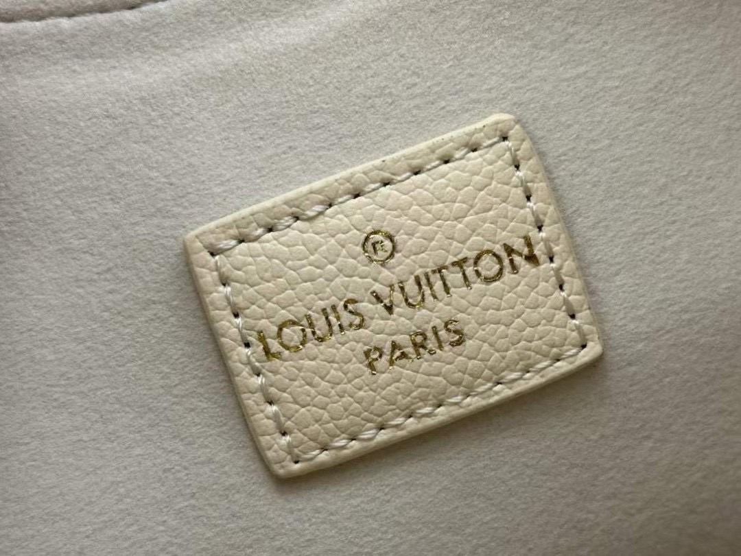 LV Low Key Shoulder Bag กระเป๋าถือดีไซน์เรียบหรูสไตล์ quiet luxury ตกแต่งแม่กุญแจ LV เกรดออริ 1:1 ใช้งานต่างประเทศได้